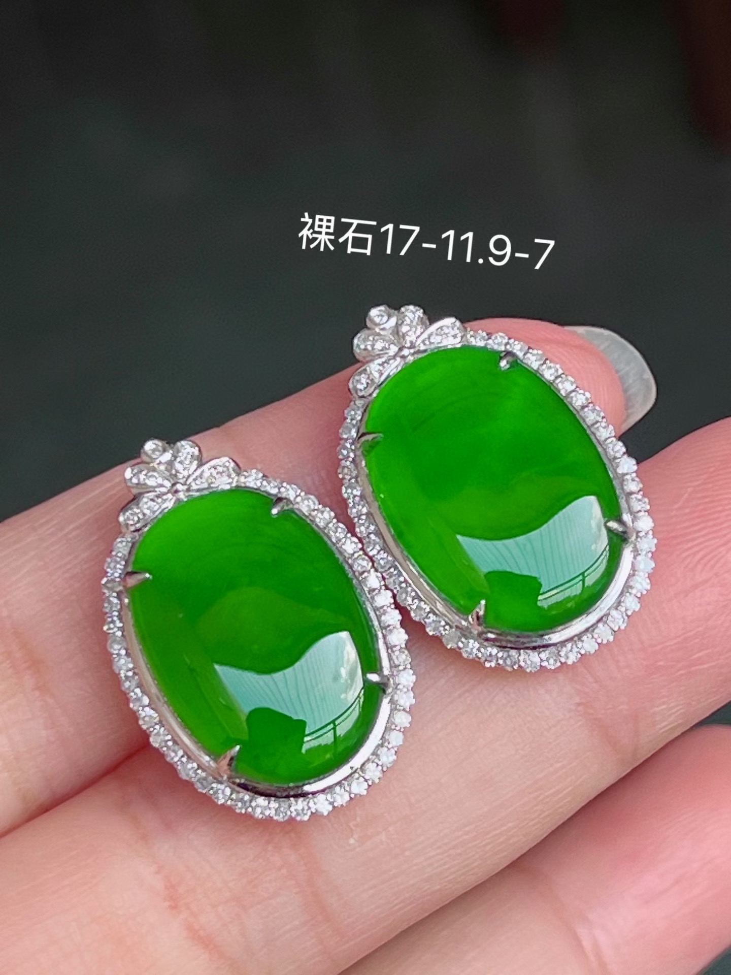 大气哈[强]满色辣绿蛋面大耳钉 细腻水润 18k金钻石豪华镶 无裂，17-11.9-7