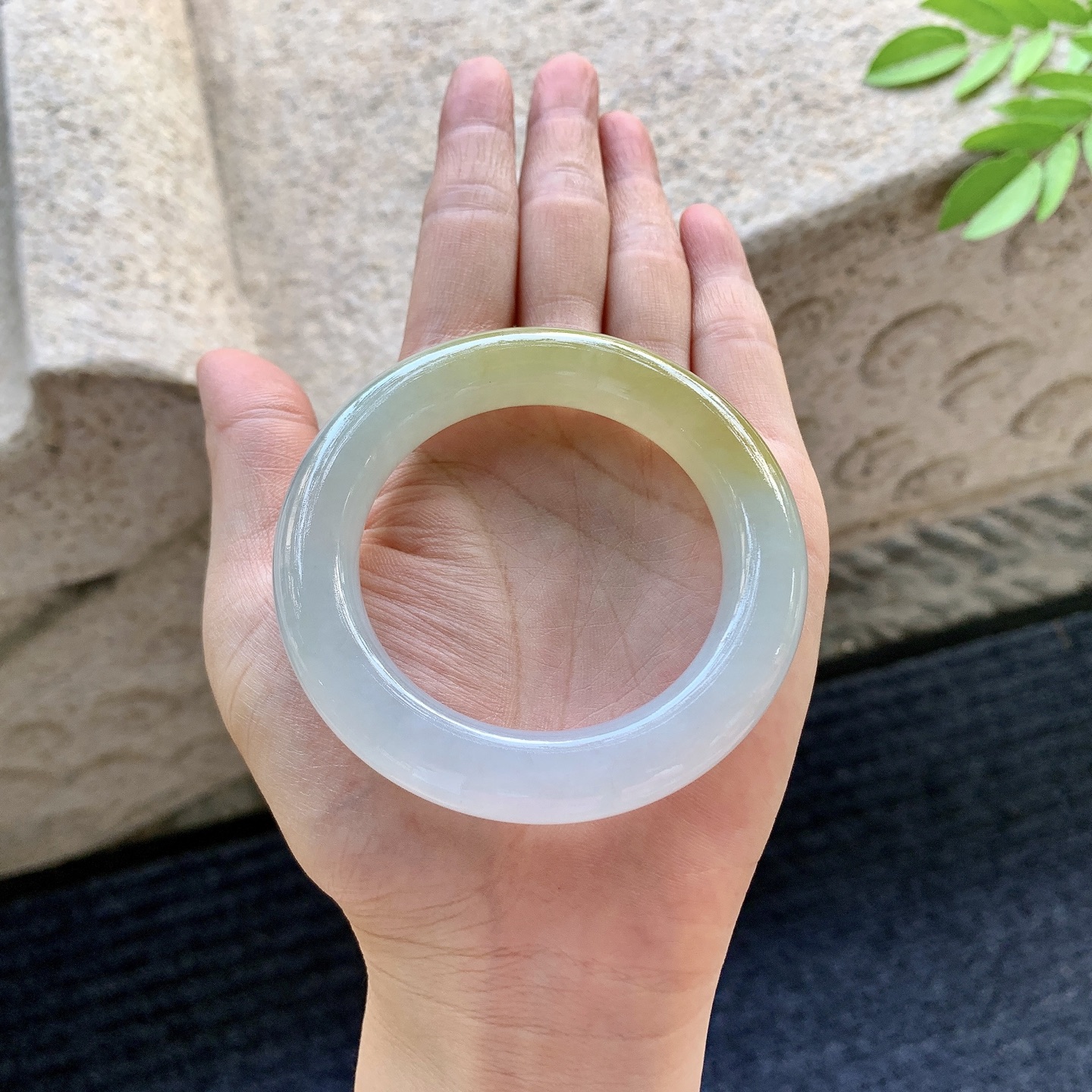 圆条49 50【圈口】50/11.2/11.3【编码】BA062570【描述】糯冰带一抹黄翡，细腻，种老，无裂