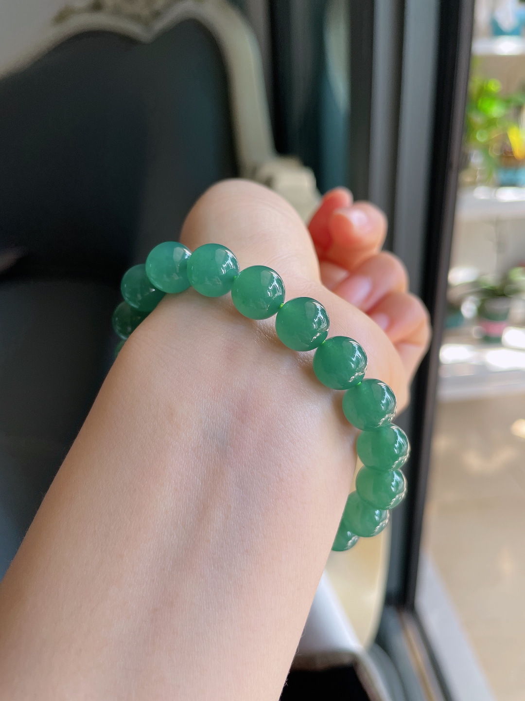 天然翡翠A货，冰满绿手串，尺寸：9.8mm。【3688】