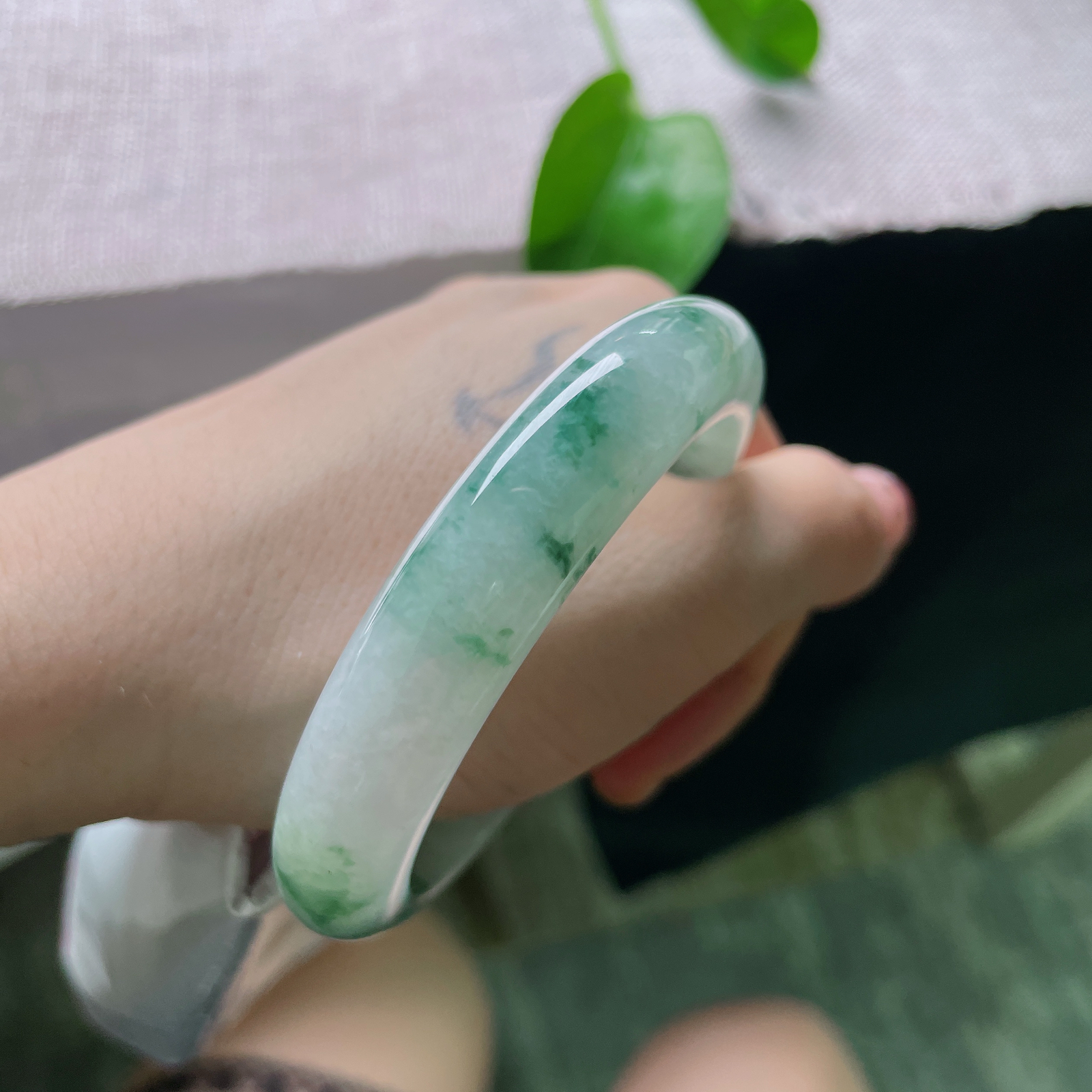 56/12.3/9，圈花正圈，底子温润细腻，花随镯身流转，飘逸灵动，清冷雅致，无裂！ss53094a