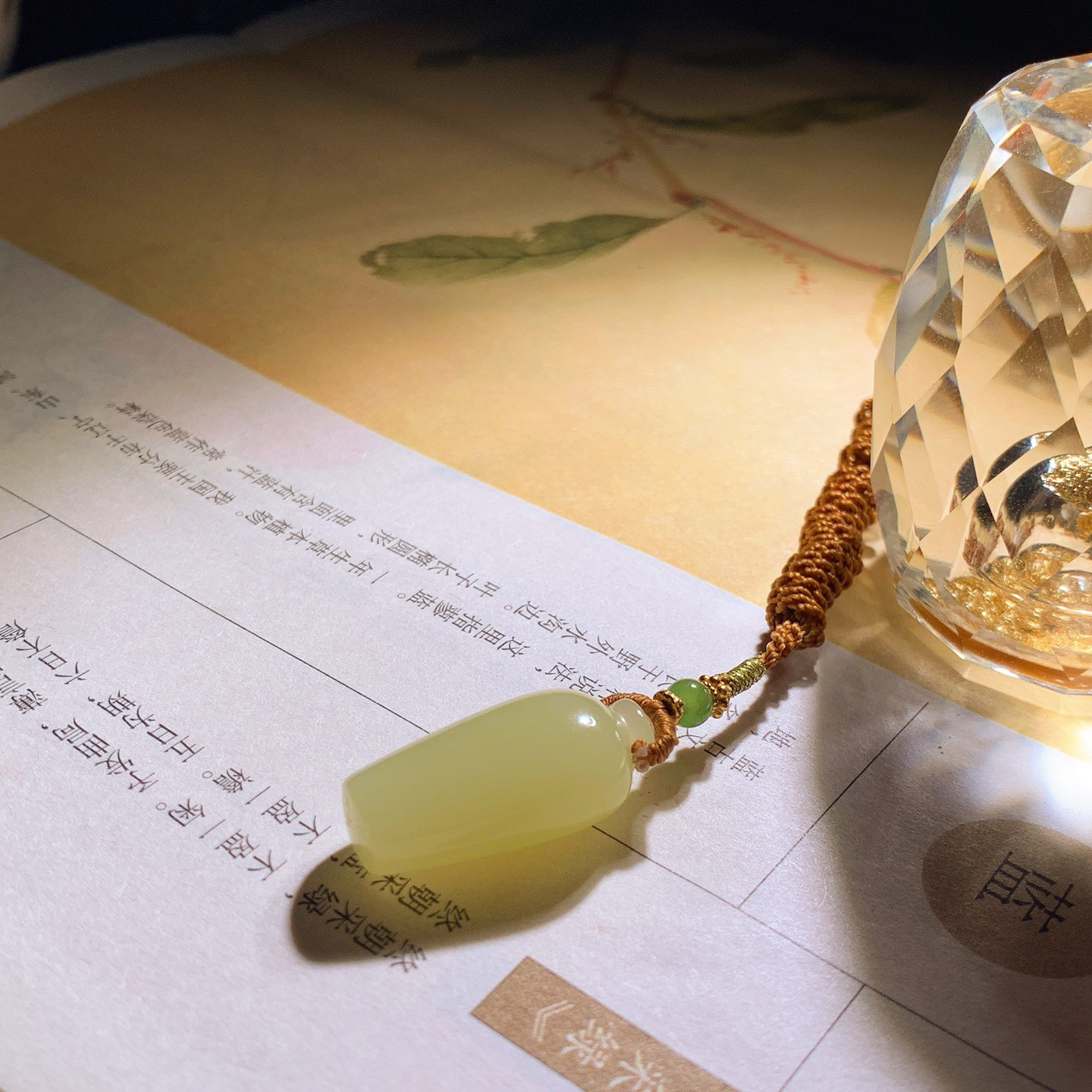 新疆和田玉若羌黄口料平安瓶挂件。尺寸25/12/9重5.8克。玉质细腻油润。手推出油。品相大气。lt
