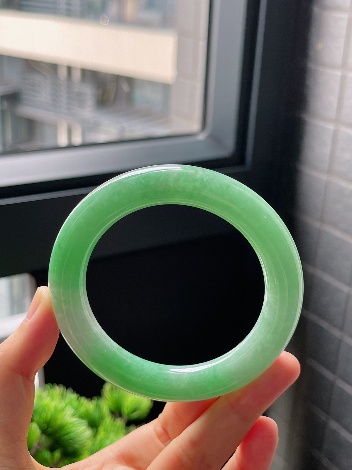 圈口55.4，糯化种满绿果绿翡翠圆条手镯