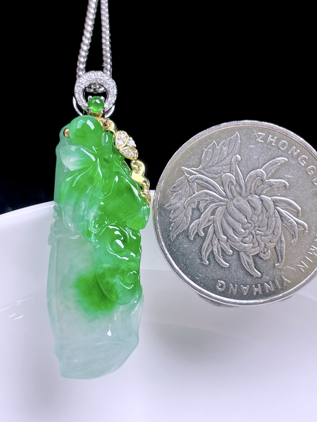 冰阳绿节节高升 色泽浓郁，种老水润，18k金镶嵌 整体：40 裸石：34/12.3/7
