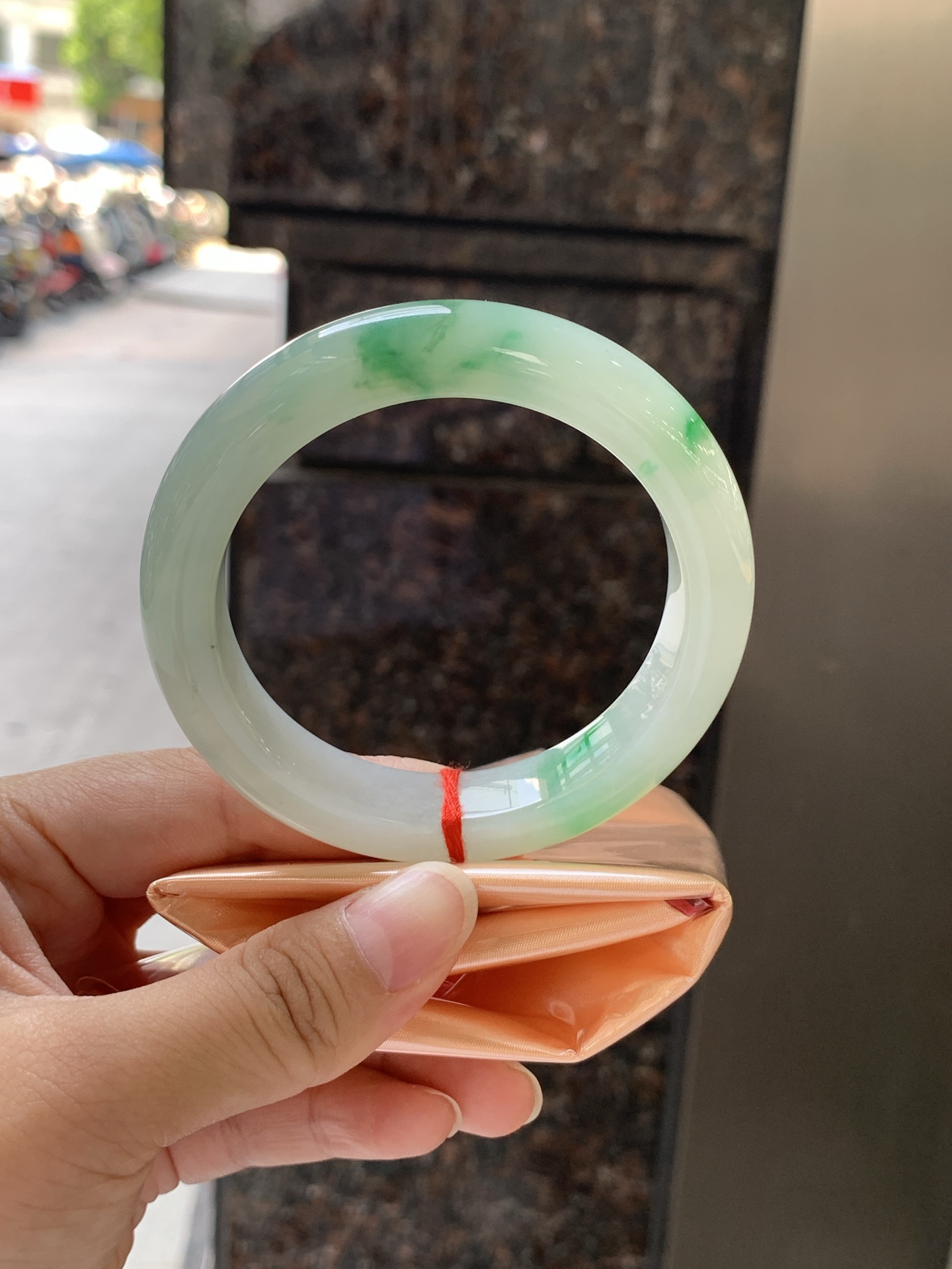 飘阳绿花正圈 57-12-9.8 0624-330-74 无裂，底妆冰润，一抹阳绿花特色亮眼