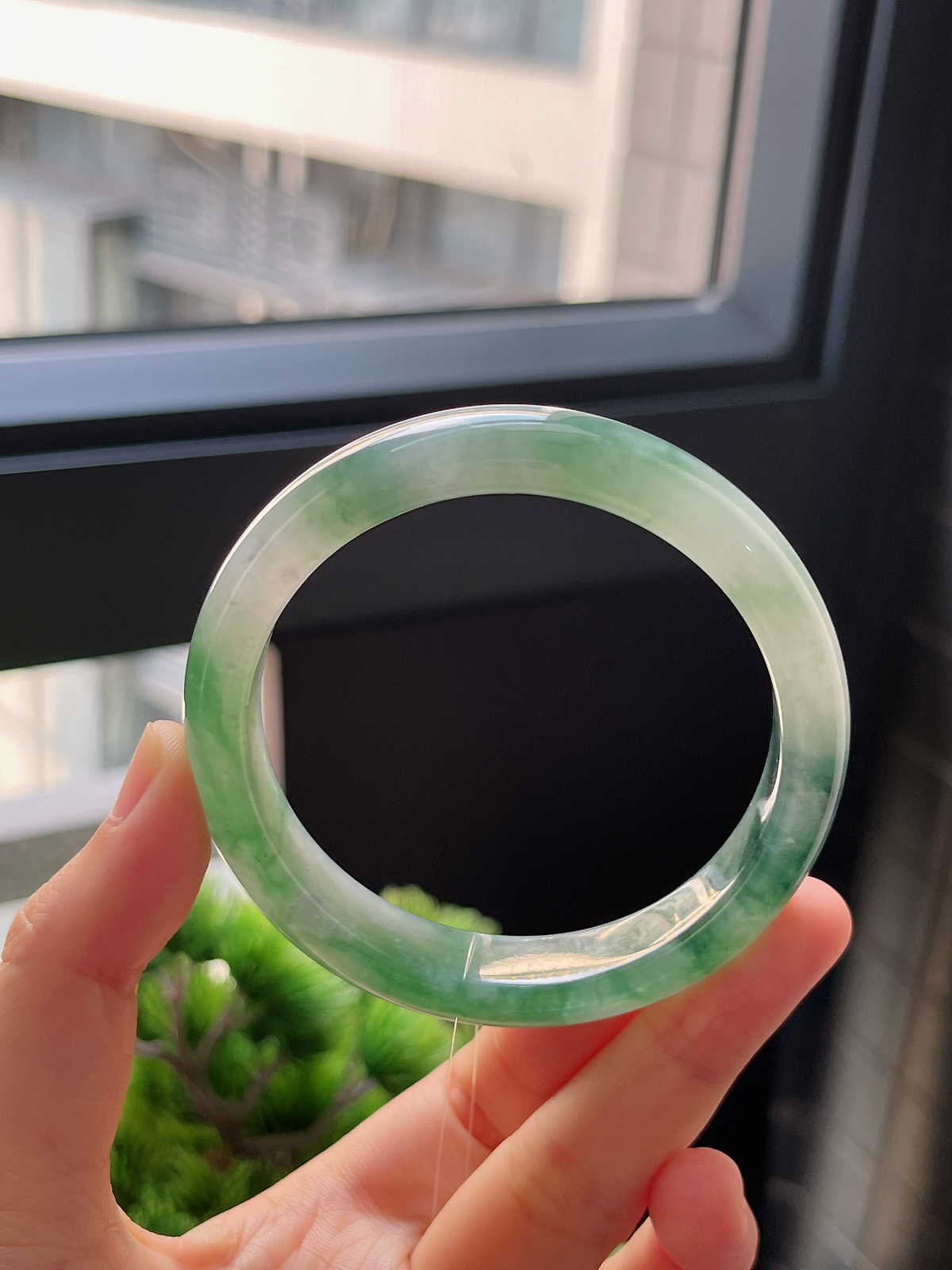 正圈56.1圈口，翡翠冰糯种飘绿手镯