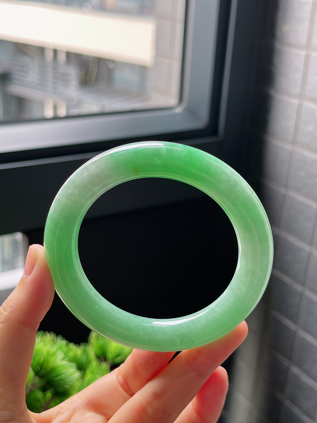 圈口55.4，糯化种满绿果绿翡翠圆条手镯