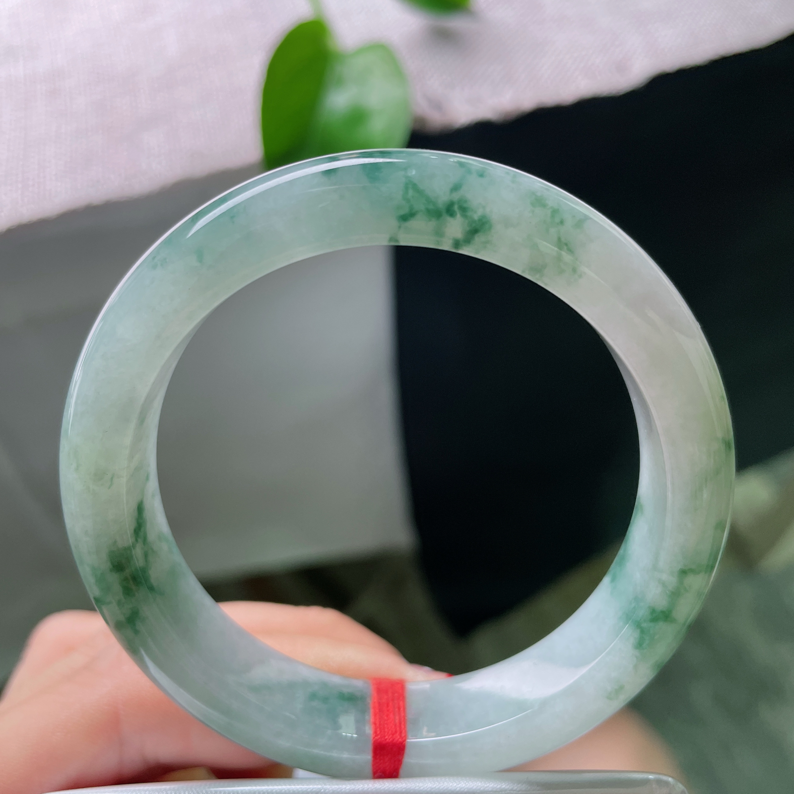 56/12.3/9，圈花正圈，底子温润细腻，花随镯身流转，飘逸灵动，清冷雅致，无裂！ss53094a