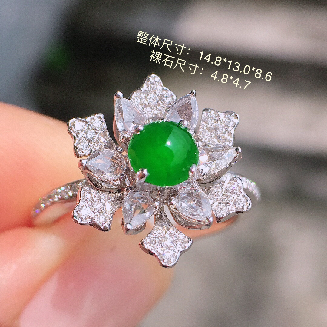 阳绿蛋面戒指，色泽均匀艳丽，玉质细腻，荧光感超
强，饱满圆润，简单大方，尽显优雅气质，18k
金豪华镶嵌