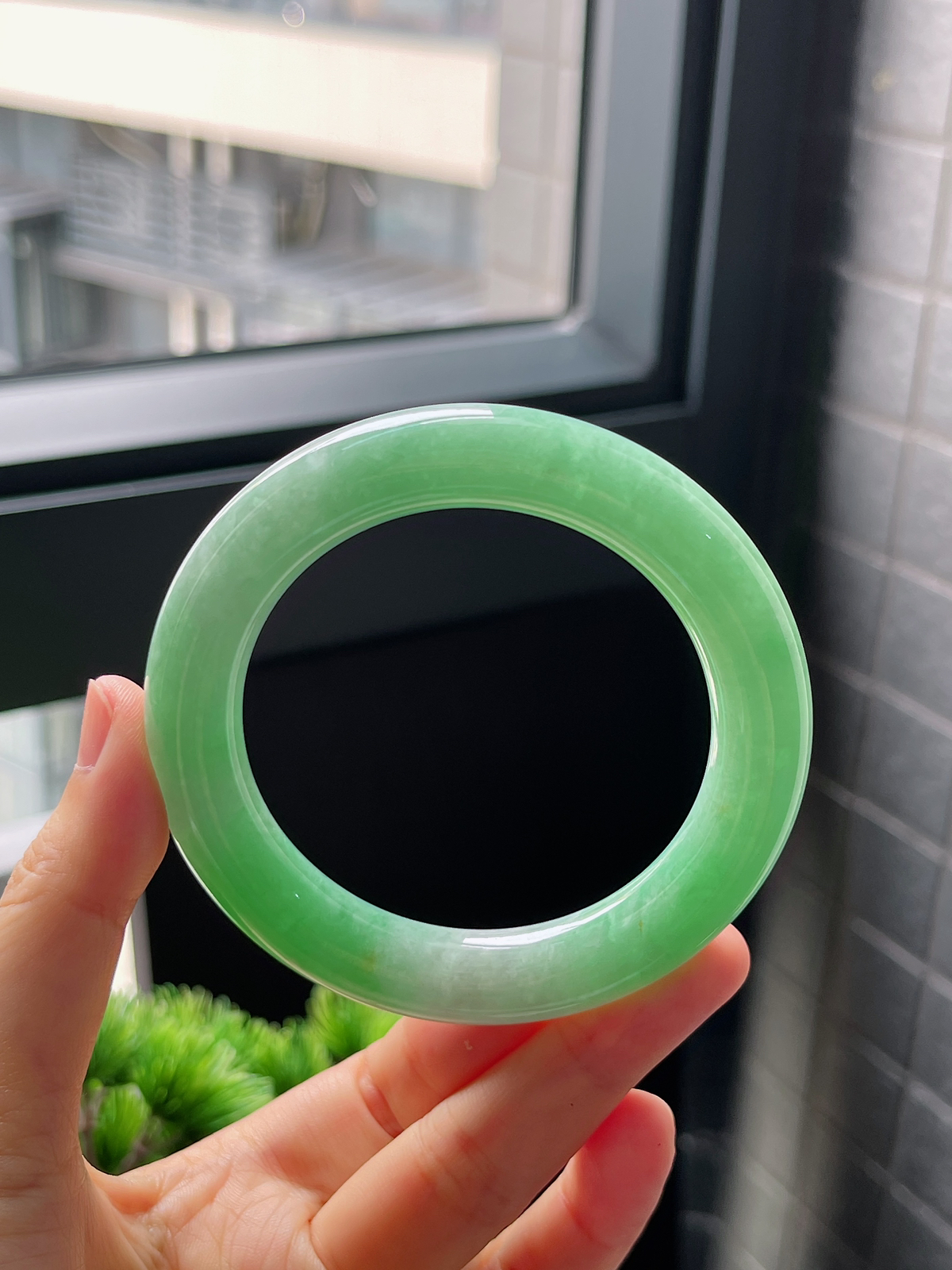 圈口55.4，糯化种满绿果绿翡翠圆条手镯