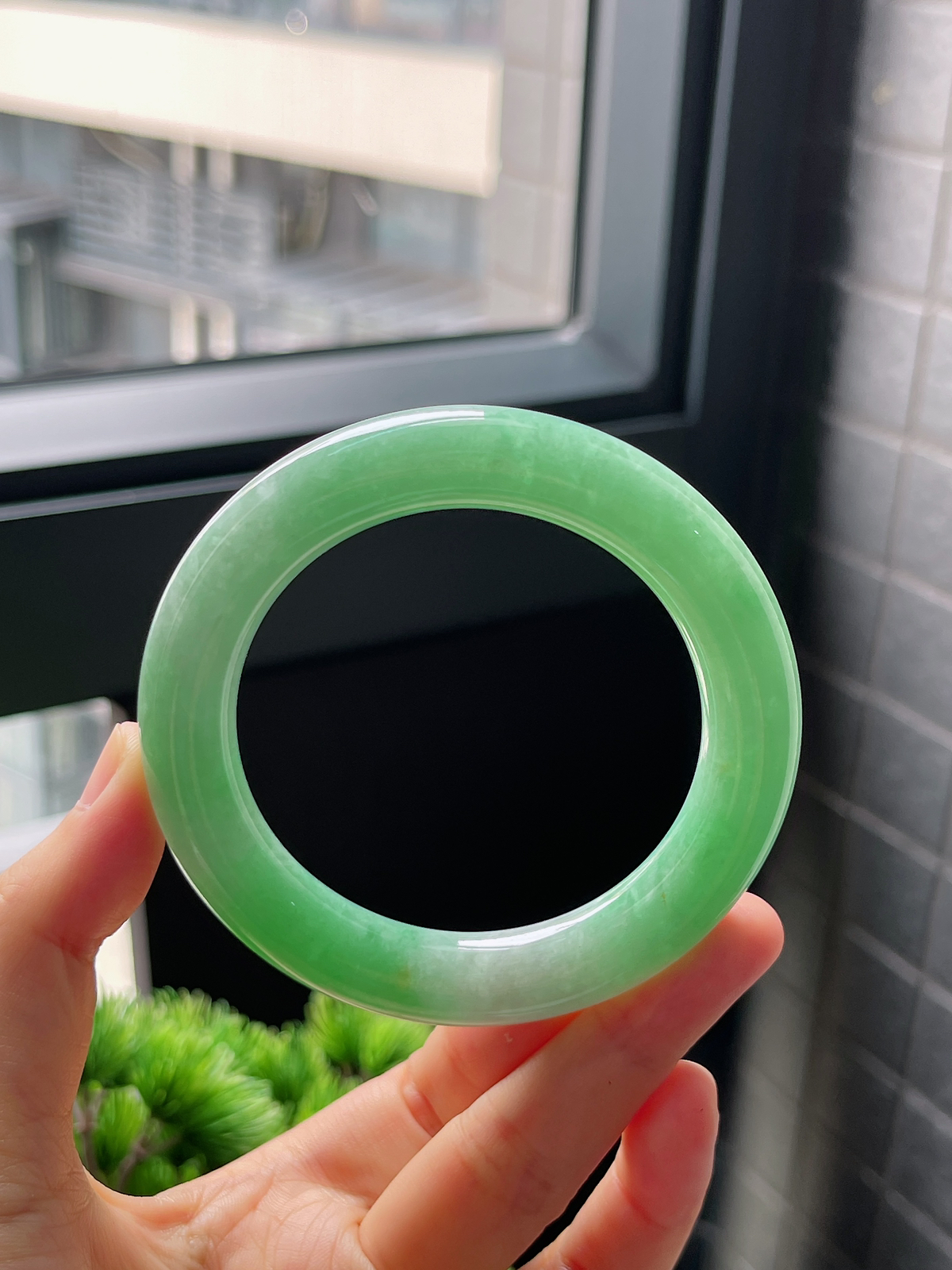 圈口55.4，糯化种满绿果绿翡翠圆条手镯
