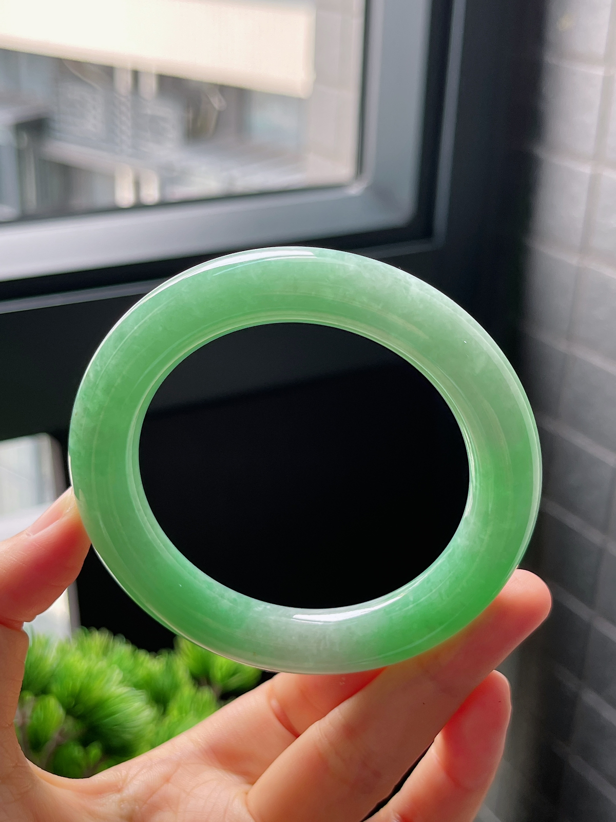 圈口55.4，糯化种满绿果绿翡翠圆条手镯