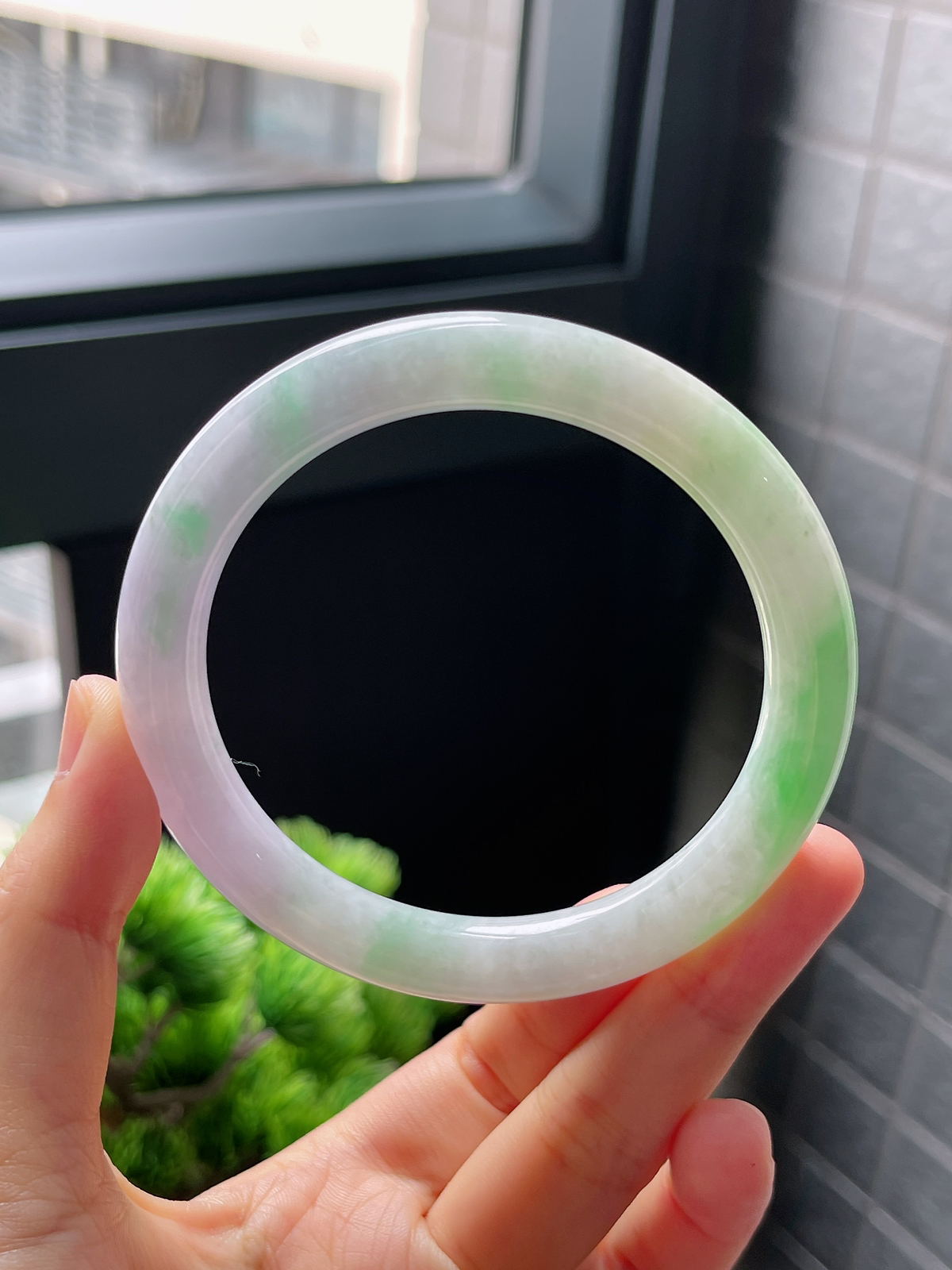 圈口60，糯化春带彩飘绿翡翠圆条手镯