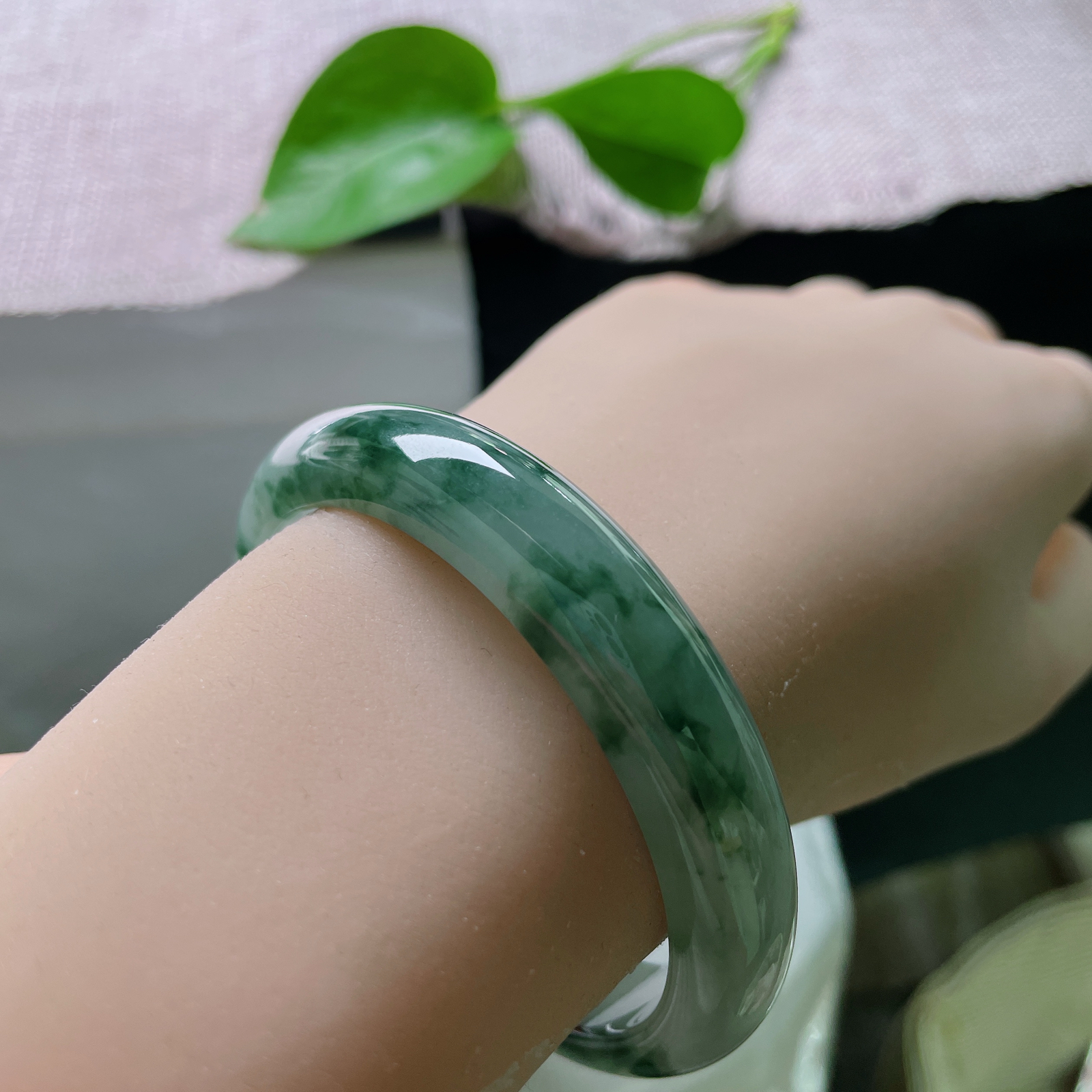 56/12.3/9，圈花正圈，底子温润细腻，花随镯身流转，飘逸灵动，清冷雅致，无裂！ss53094a