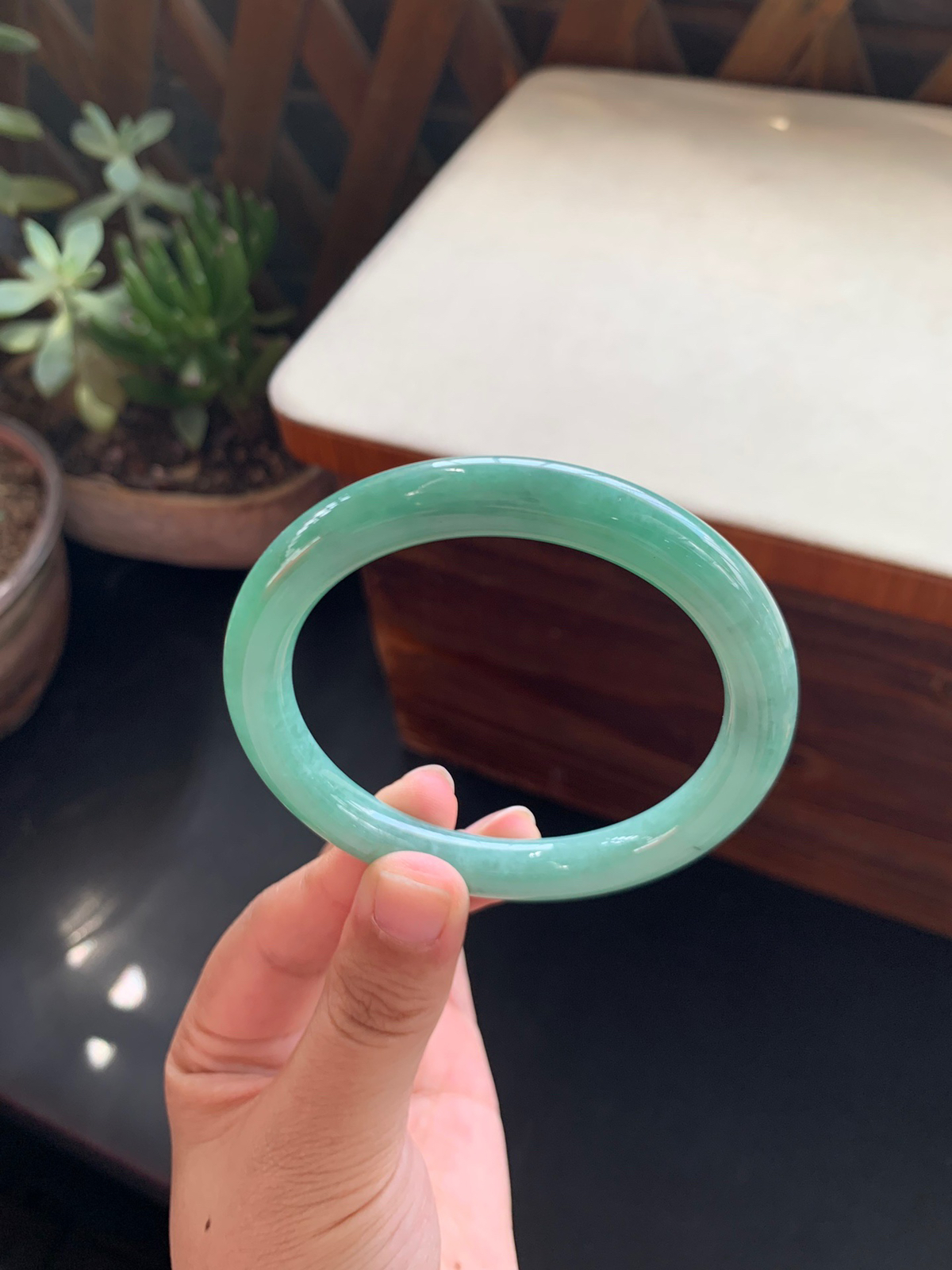 55.5圈口满绿圆条手镯