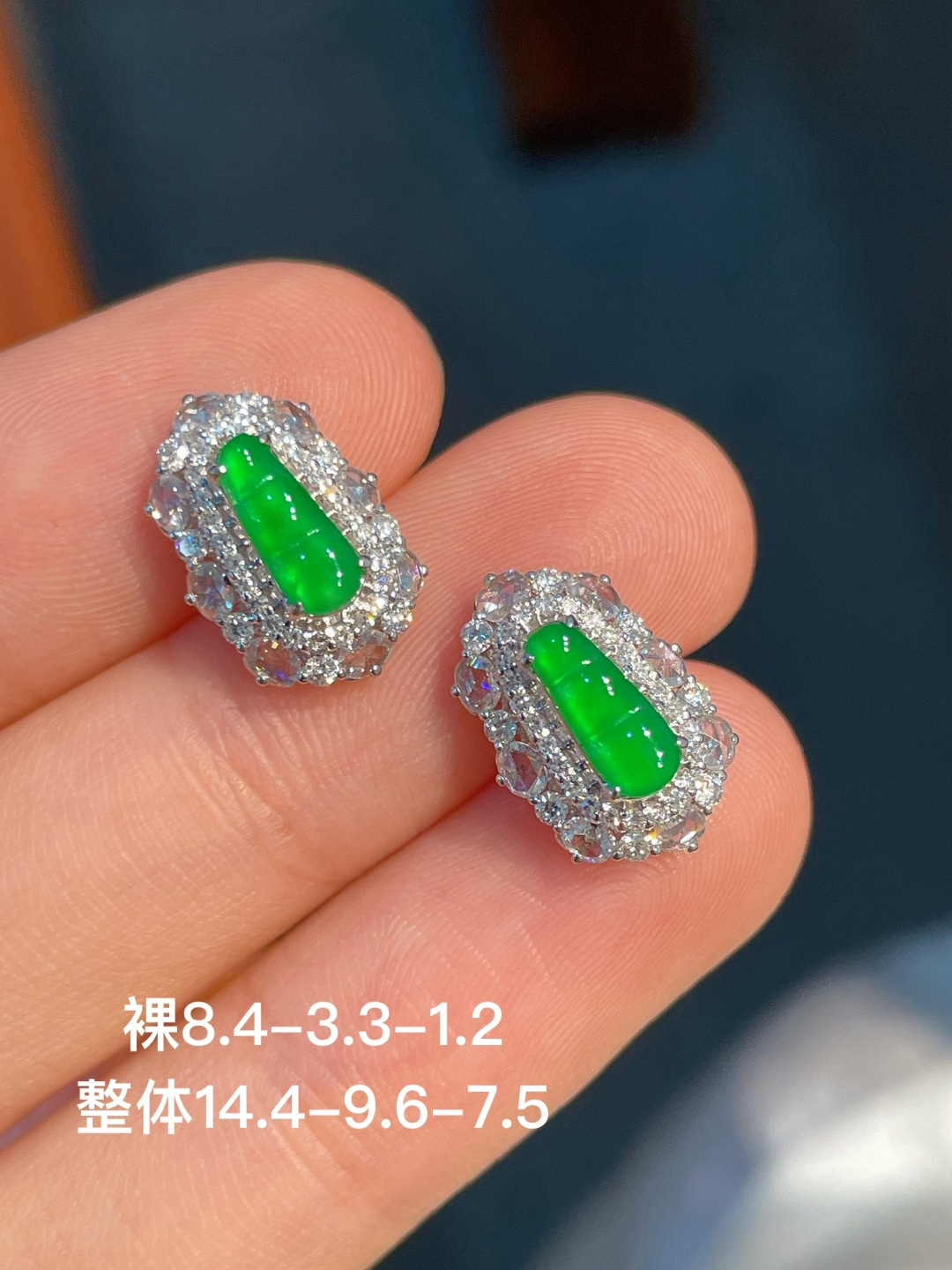 阳绿豆子耳钉 无裂, 18k金镶嵌 强烈推荐，14.4-9.6-7.5