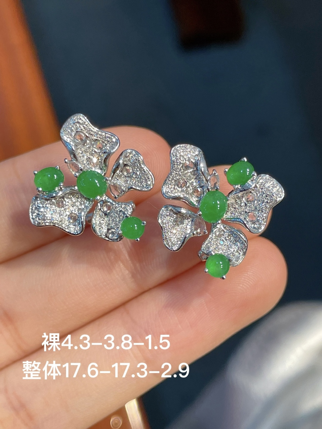 阳绿蛋面耳扣 无裂 18k金镶嵌 强烈推荐，4.3-3.8-1.5