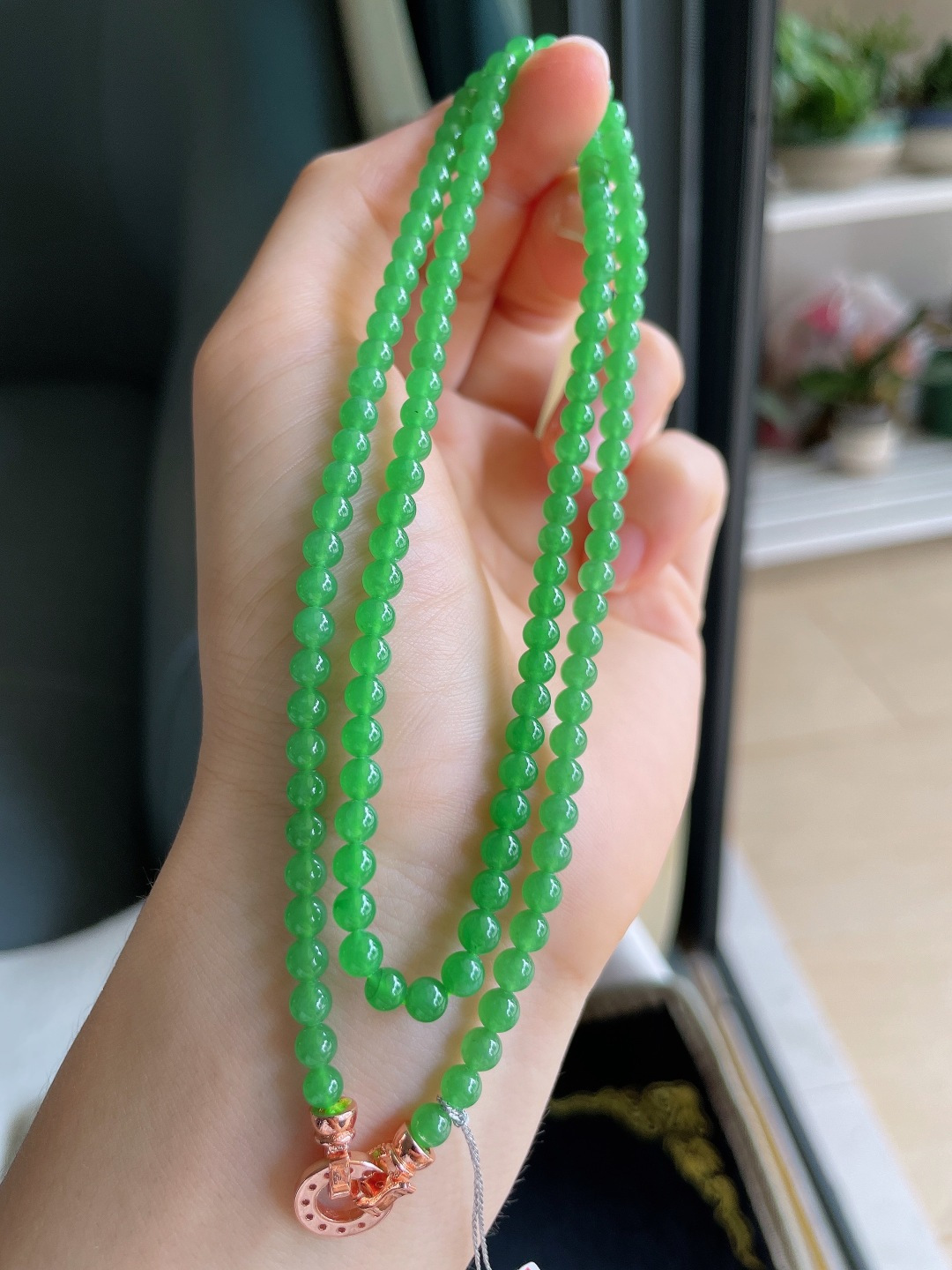 缅甸天然翡翠A货，冰满绿阳绿珠链，尺寸：4.2mm131颗。【编4312】