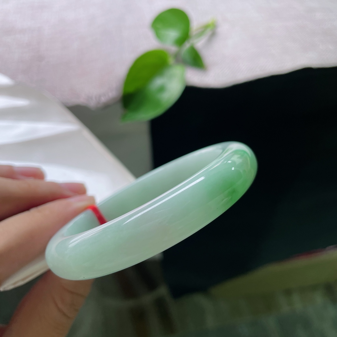 58.6/12.8/8.6，飘绿正圈，温润细腻，一抹鲜翠俏绿凝于腕间，清透柔光衬尽温婉雅致，无裂，ss54897a