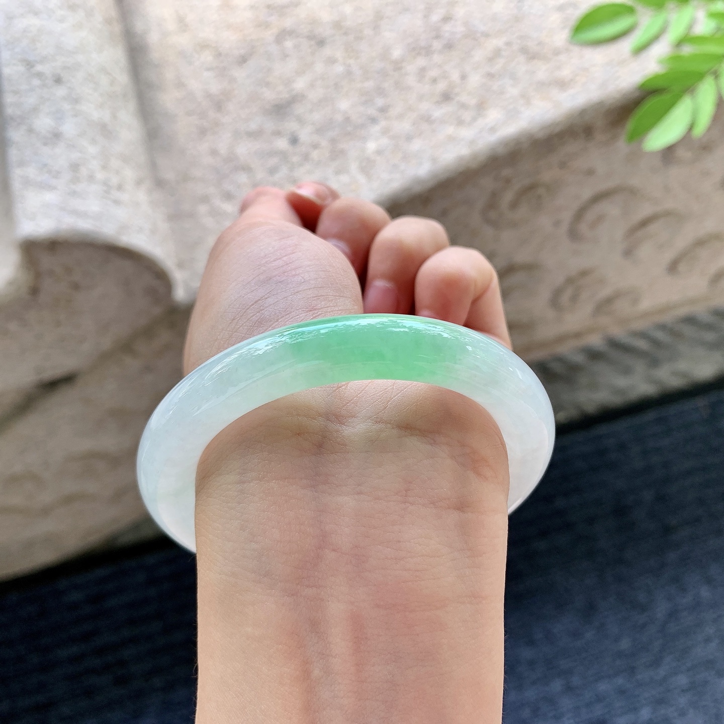 圆条54 55【圈口】54.6/9.8/10【编码】BA062596【描述】糯冰飘绿，水润，种老，细腻，打灯有棉线