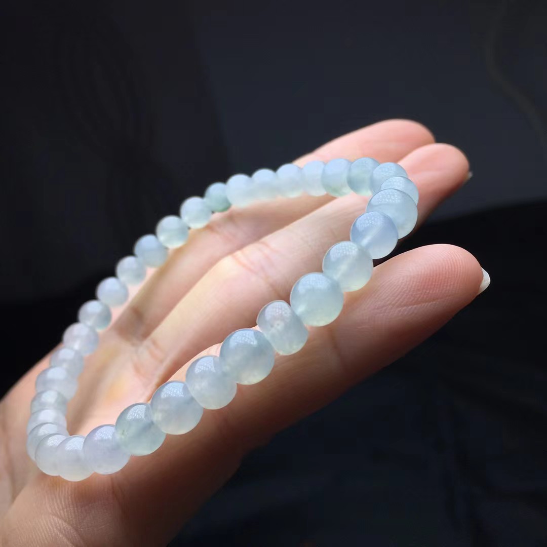 冰种手链，卡6.8～6.3mm。33颗，种好，玉质细腻，均匀