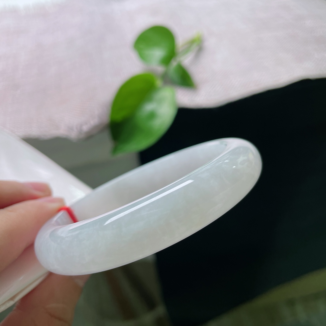 白月光正圈，晶体，纯净柔和，玉质温润匀净，版型圆润端庄，上手清雅耐看，日常百搭。ss56997a