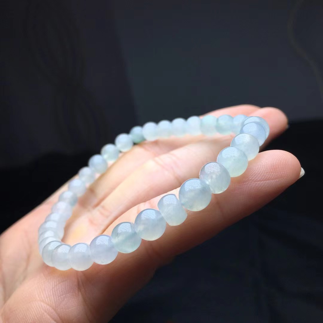 冰种手链，卡6.8～6.3mm。33颗，种好，玉质细腻，均匀