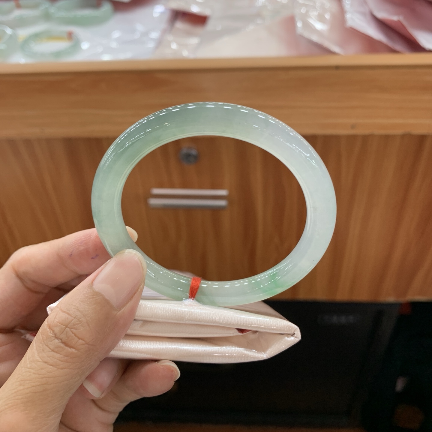062316GX 飘绿圆条翡翠手镯 55-7.8-8.4