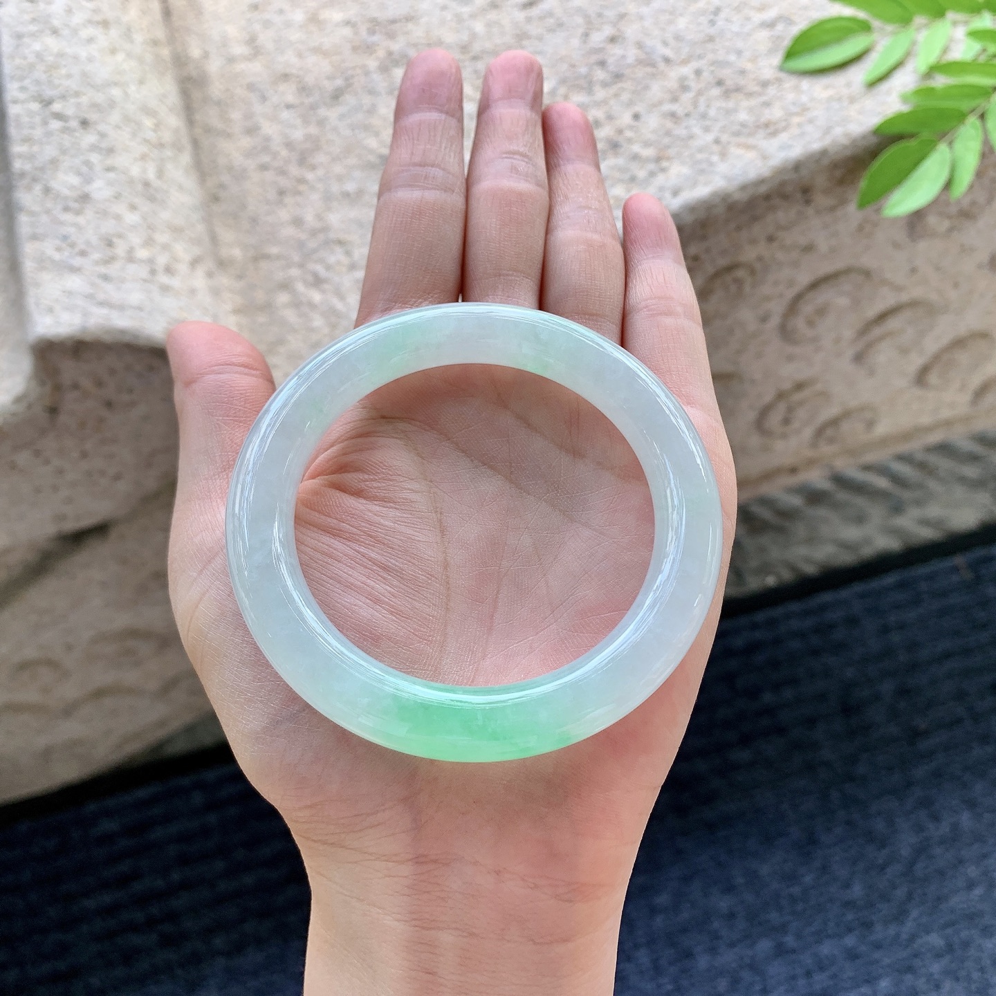 圆条54 55【圈口】54.6/9.8/10【编码】BA062596【描述】糯冰飘绿，水润，种老，细腻，打灯有棉线