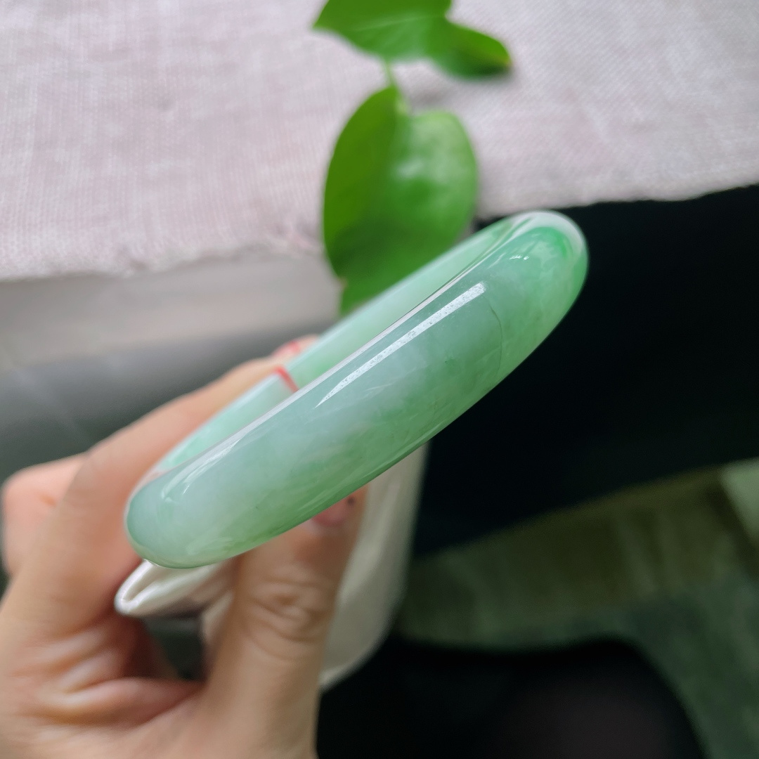 58.1/12.6/8.6飘绿正圈，水润细腻，油青的碰撞，悠悠岁月，沉稳贵气，有纹，ss55196a