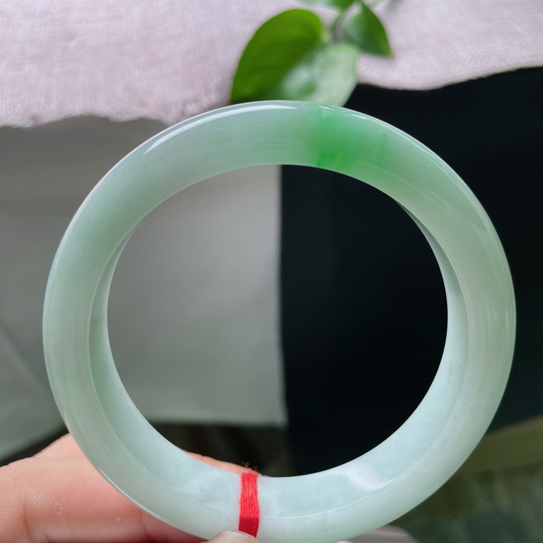 58.6/12.8/8.6，飘绿正圈，温润细腻，一抹鲜翠俏绿凝于腕间，清透柔光衬尽温婉雅致，无裂，ss54897a