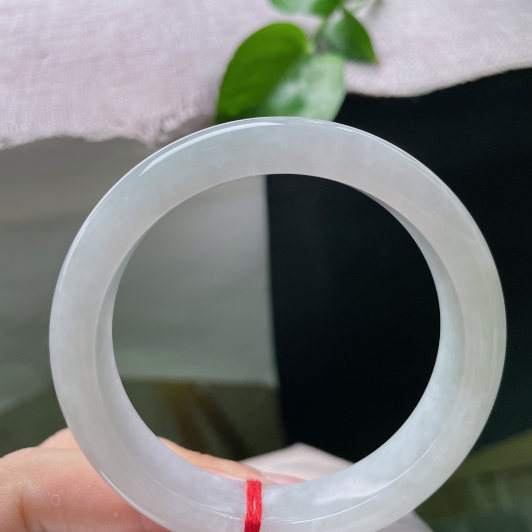 白月光正圈，晶体，纯净柔和，玉质温润匀净，版型圆润端庄，上手清雅耐看，日常百搭。ss56997a