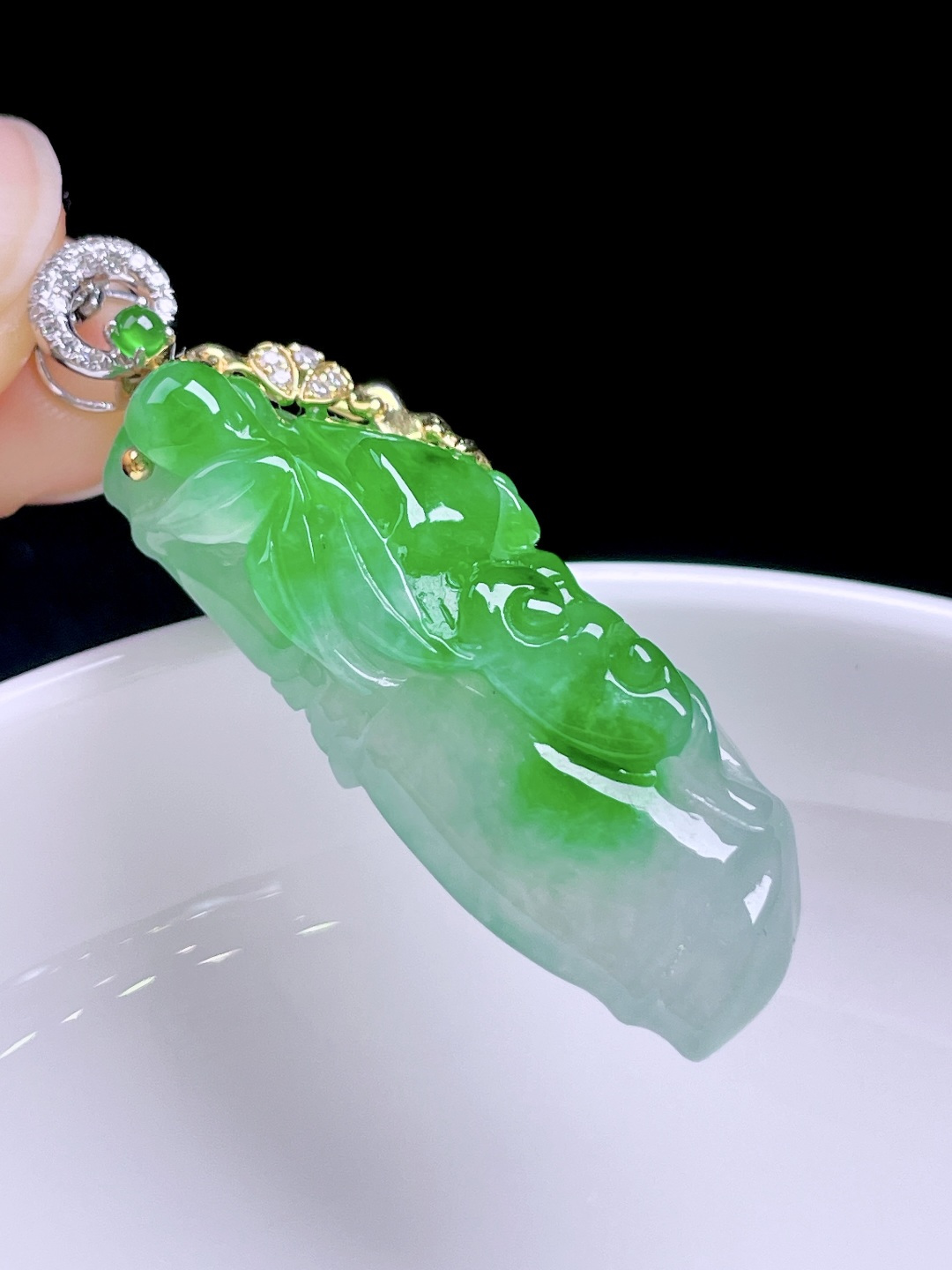 冰阳绿节节高升 色泽浓郁，种老水润，18k金镶嵌 整体：40 裸石：34/12.3/7