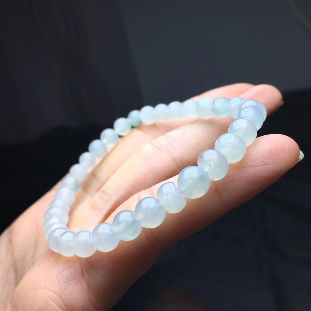 冰种手链，卡6.8～6.3mm。33颗，种好，玉质细腻，均匀