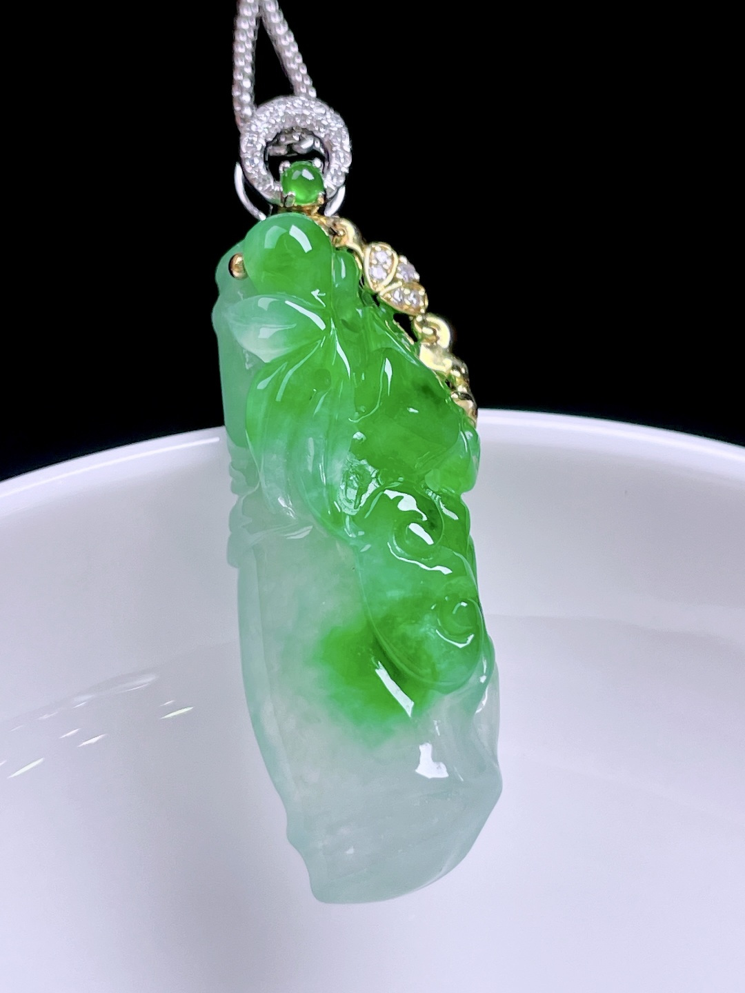冰阳绿节节高升 色泽浓郁，种老水润，18k金镶嵌 整体：40 裸石：34/12.3/7