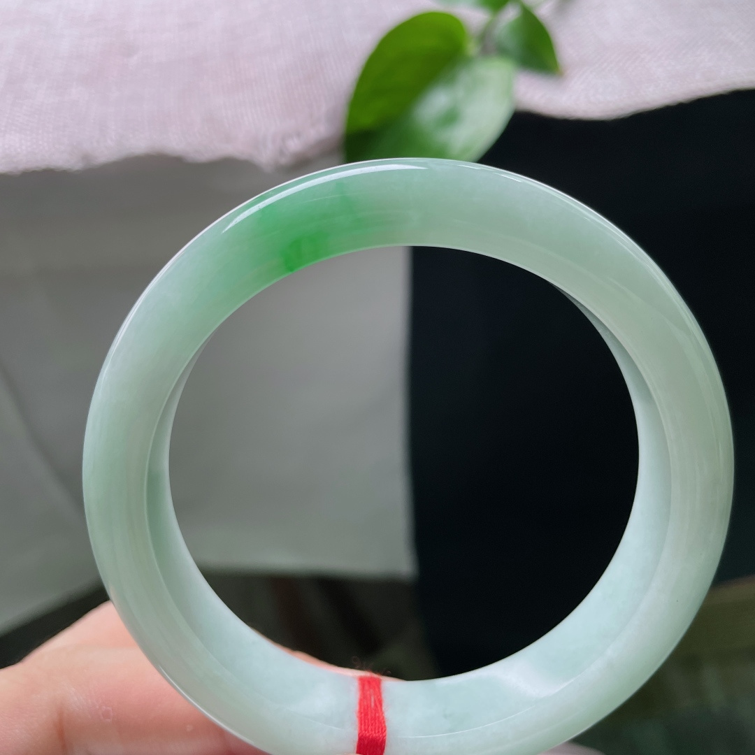 58.6/12.8/8.6，飘绿正圈，温润细腻，一抹鲜翠俏绿凝于腕间，清透柔光衬尽温婉雅致，无裂，s