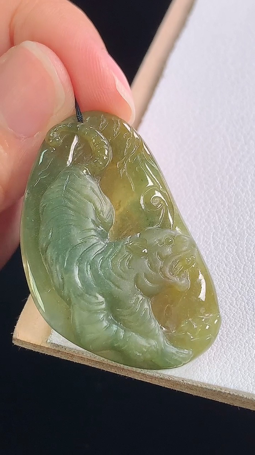 黄翡虎牌，无裂，尺寸:39.0-24.2-5.1mm 20