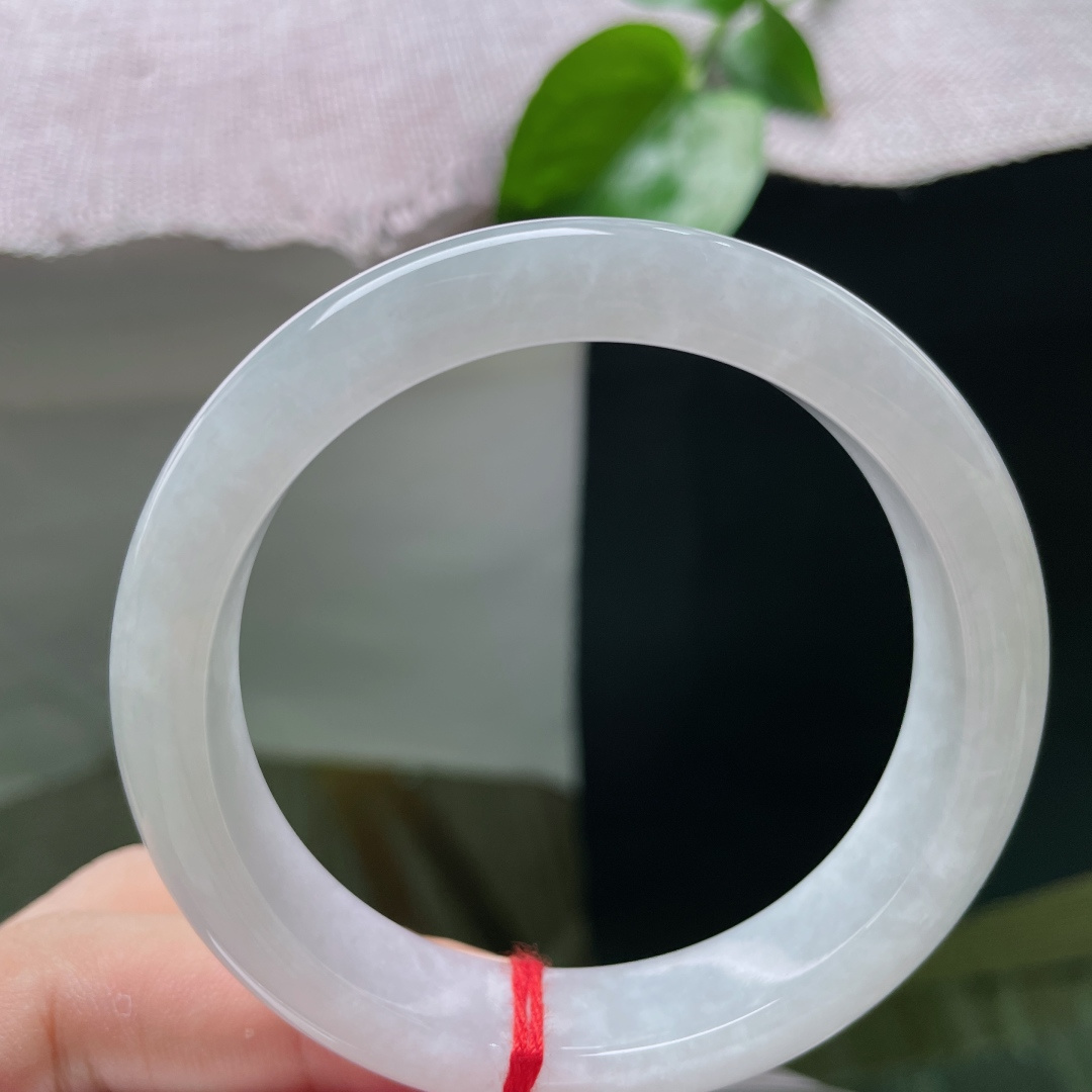 白月光正圈，晶体，纯净柔和，玉质温润匀净，版型圆润端庄，上手清雅耐看，日常百搭。ss56997a