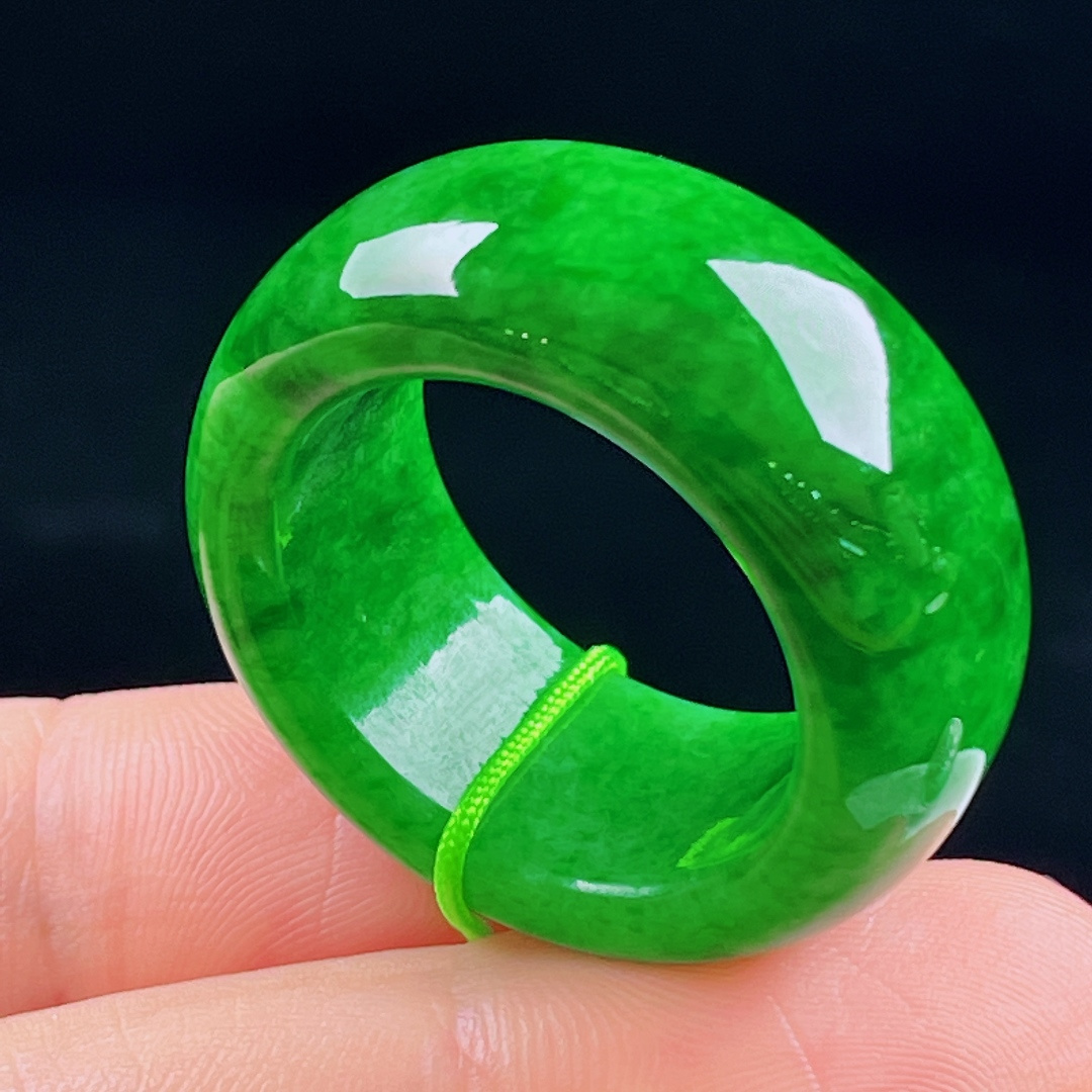 ️辣绿指环，老种起光，细底通透，尺寸：12.5/5.5圈口23mm0624