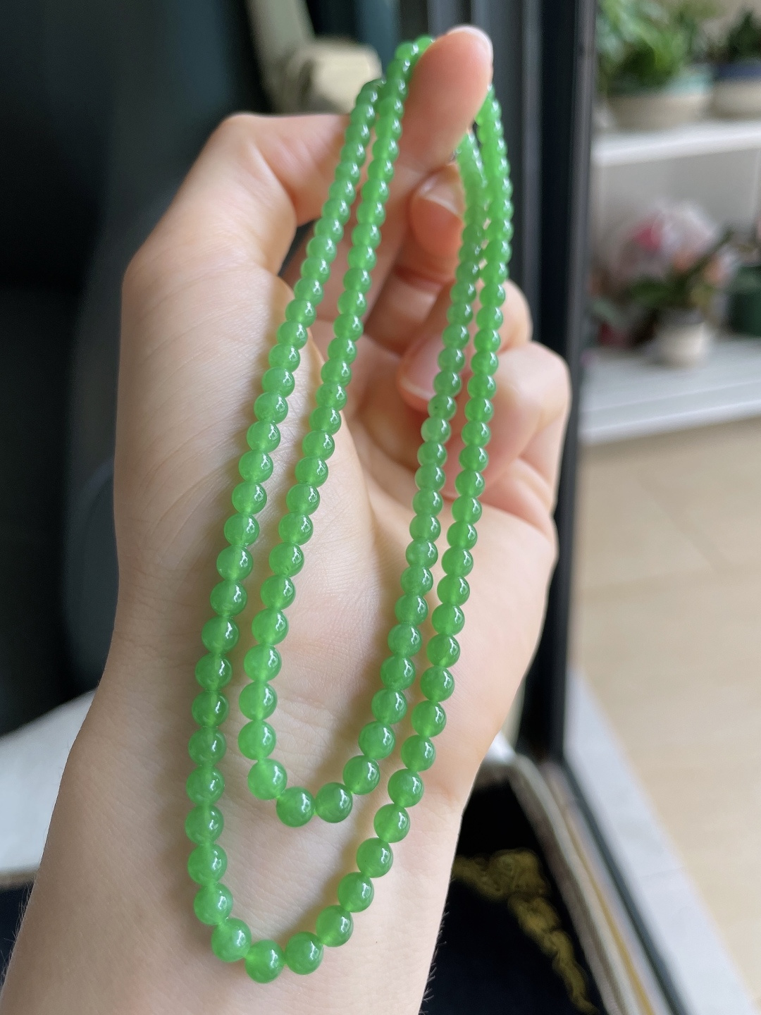 缅甸天然翡翠A货，冰满绿阳绿珠链，尺寸：4.2mm131颗。【编4312】