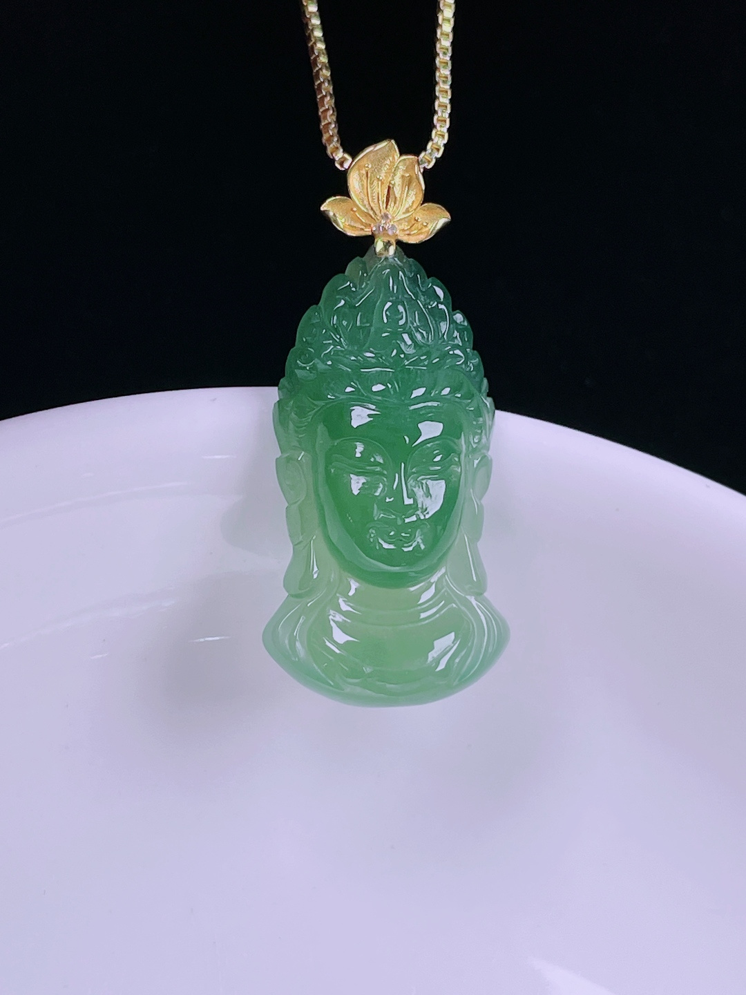 冰绿观音头，老种起光，细底通透，尺寸：31裸石24.8/13.7/5.8mm0624