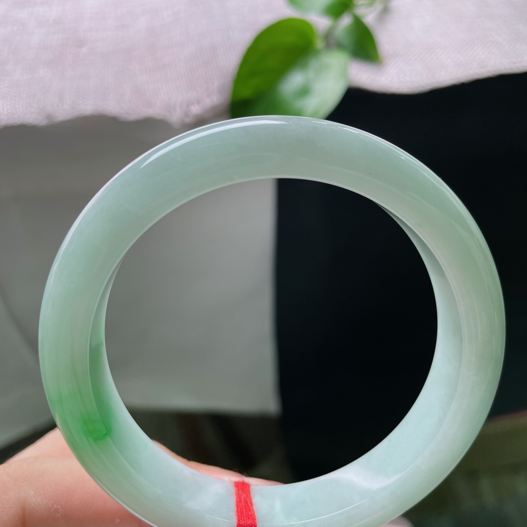 58.6/12.8/8.6，飘绿正圈，温润细腻，一抹鲜翠俏绿凝于腕间，清透柔光衬尽温婉雅致，无裂，ss54897a