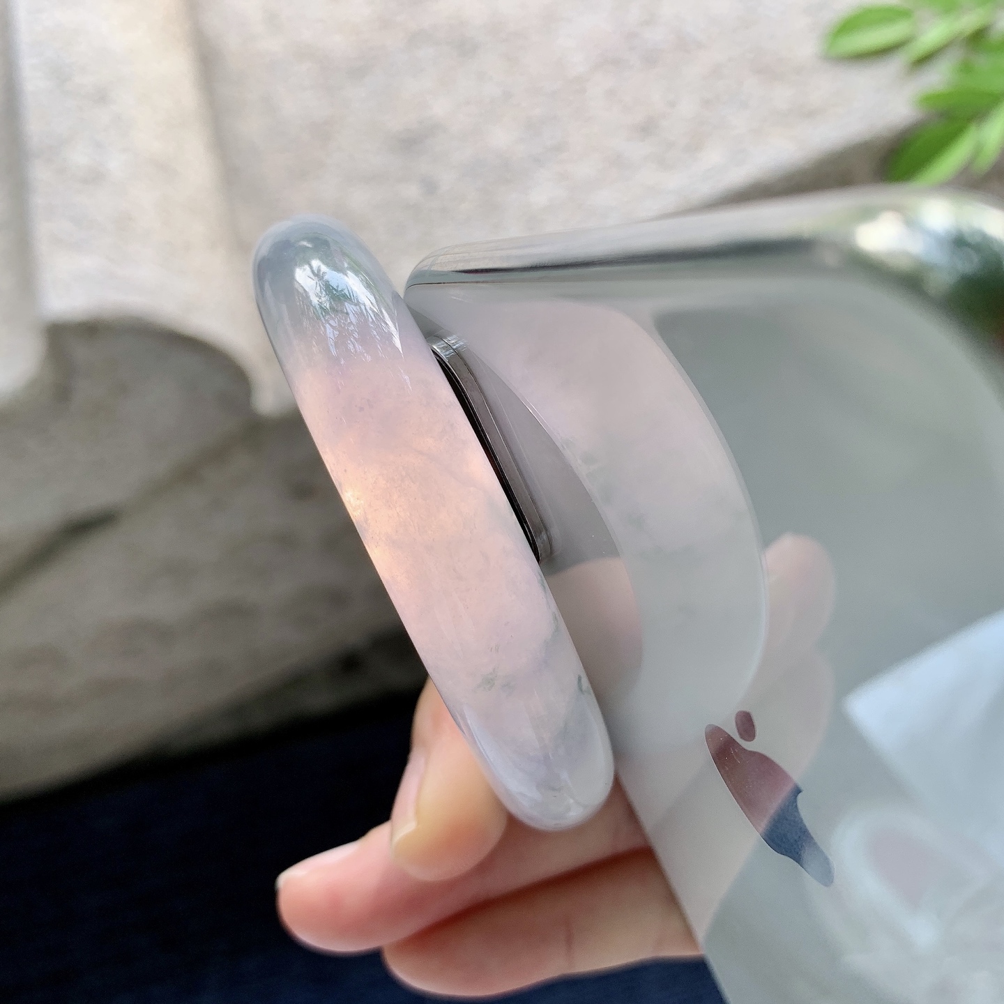 正圈54 55【圈口】54.6/12.3/8.6【编码】LX062533【描述】糯冰，飘花，水润，种老，细腻，打灯有棉线