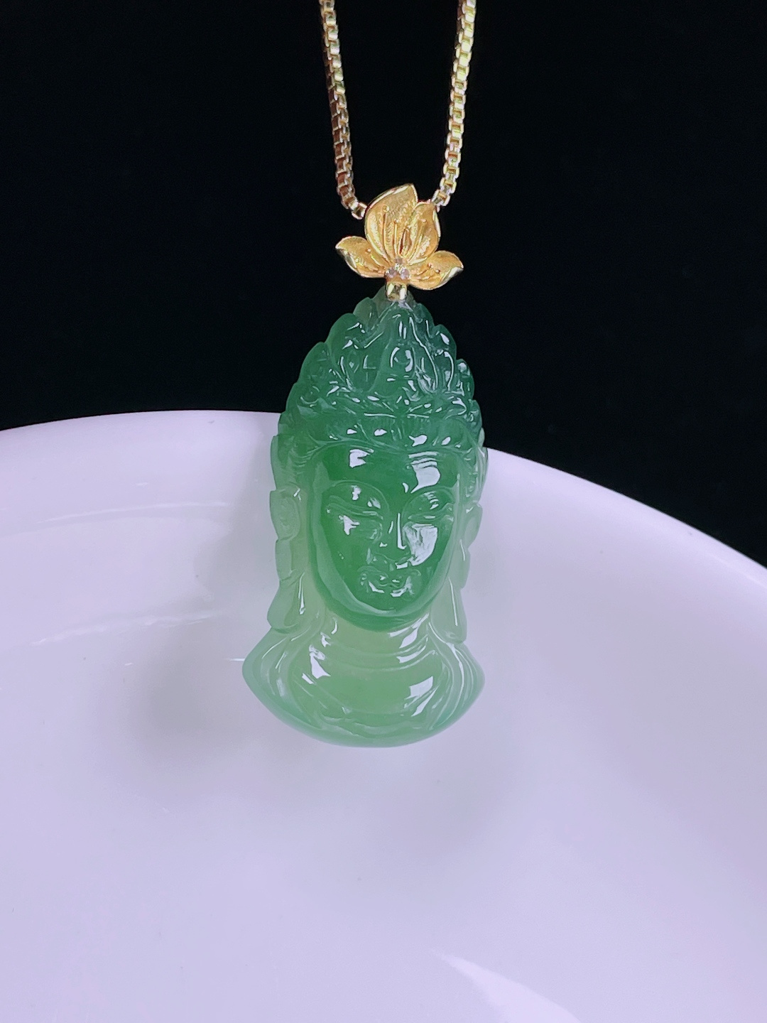 冰绿观音头，老种起光，细底通透，尺寸：31裸石24.8/13.7/5.8mm0624