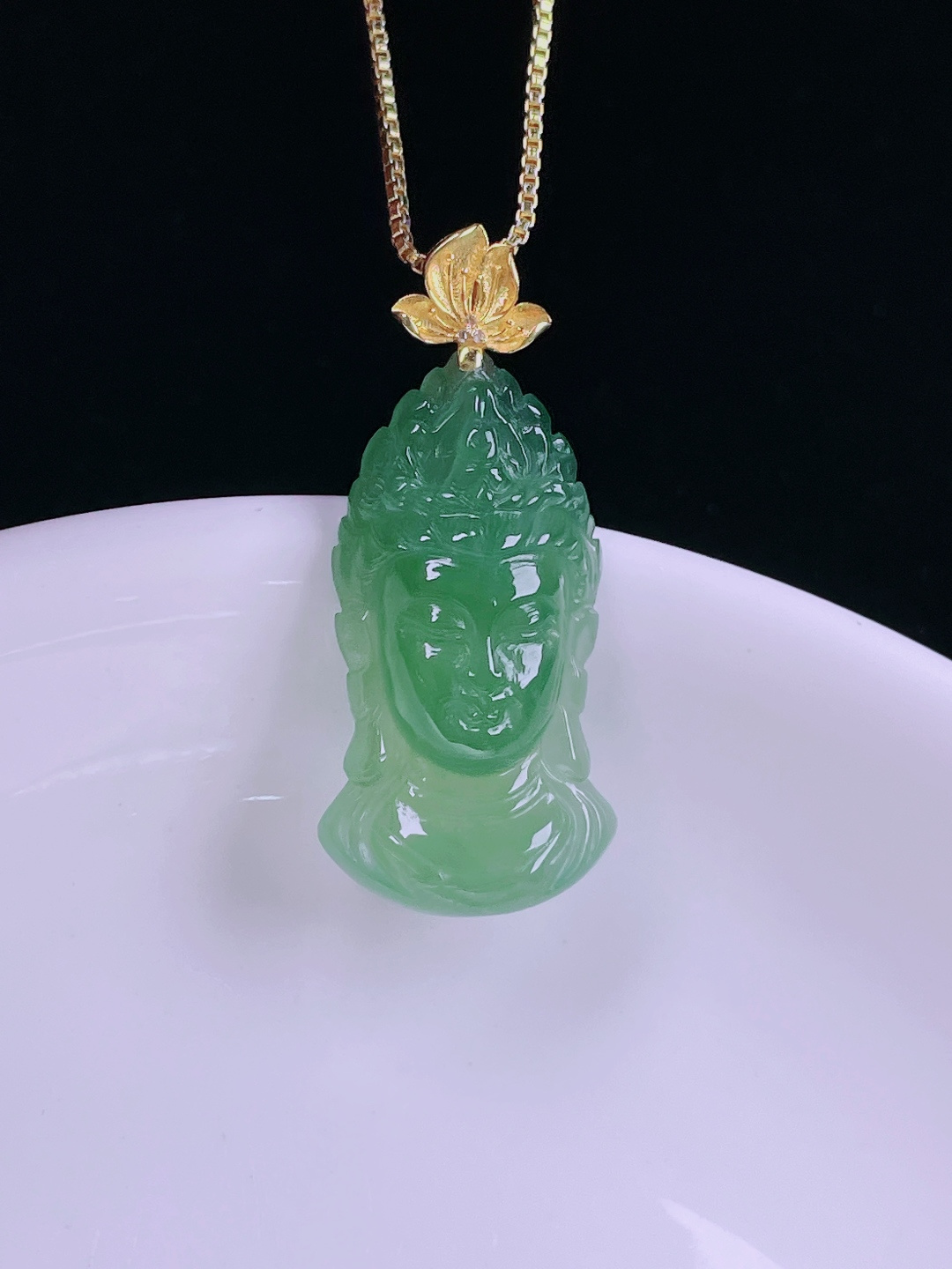 冰绿观音头，老种起光，细底通透，尺寸：31裸石24.8/13.7/5.8mm0624