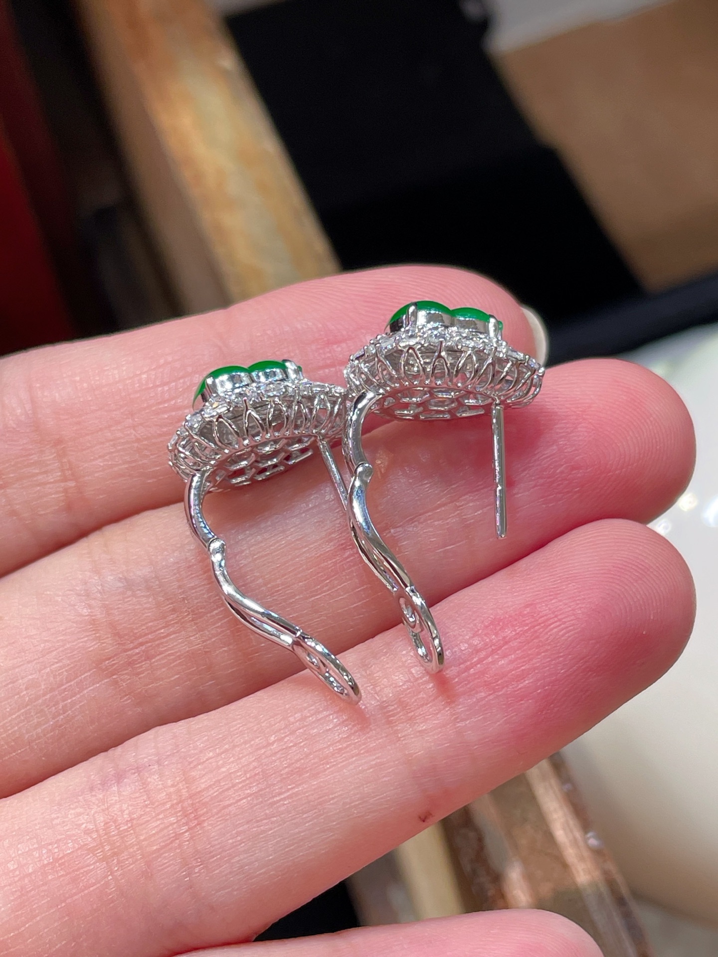 ️ 性比精品翡翠葫芦耳钉，满色水头足这款很精致18k真金真钻镶嵌，料子饱满细腻种水，8.7-7.4-2.9