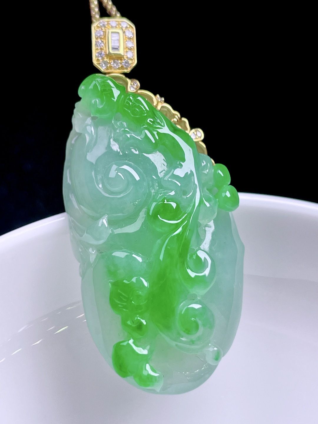 冰飘绿花如意 花色灵动，种老水润，18k金镶嵌 整体：47 裸石：39.5/21/9.8
