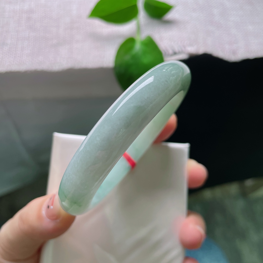 56.8/11.8/8.3飘花正圈，水润细腻，沉稳贵气，温柔大方，无裂，ss54219a