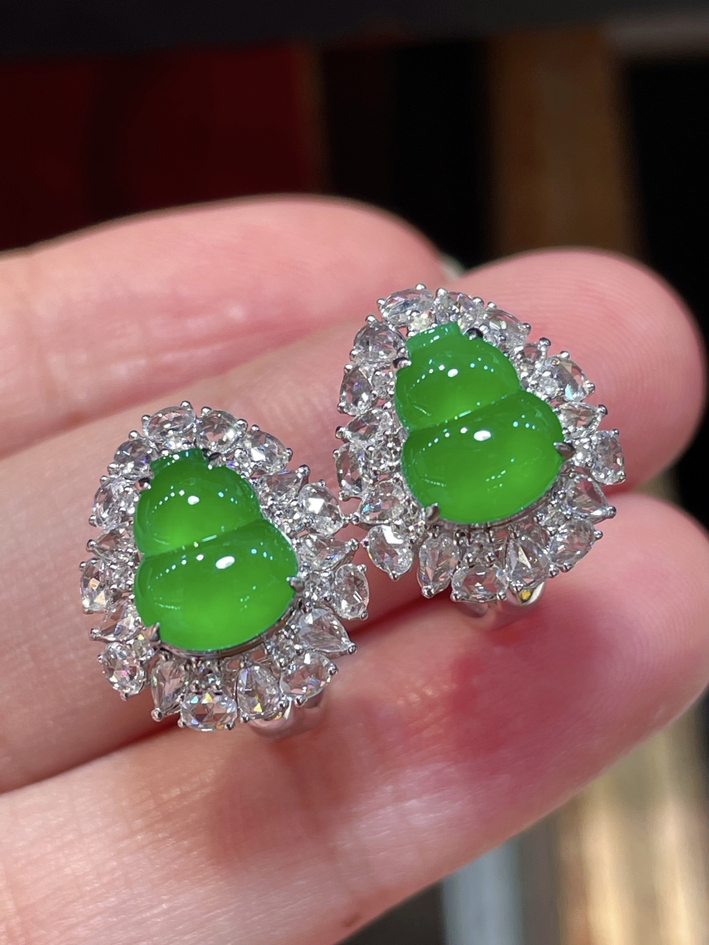 ️ 性比精品翡翠葫芦耳钉，满色水头足这款很精致18k真金真钻镶嵌，料子饱满细腻种水，8.7-7.4-2.9