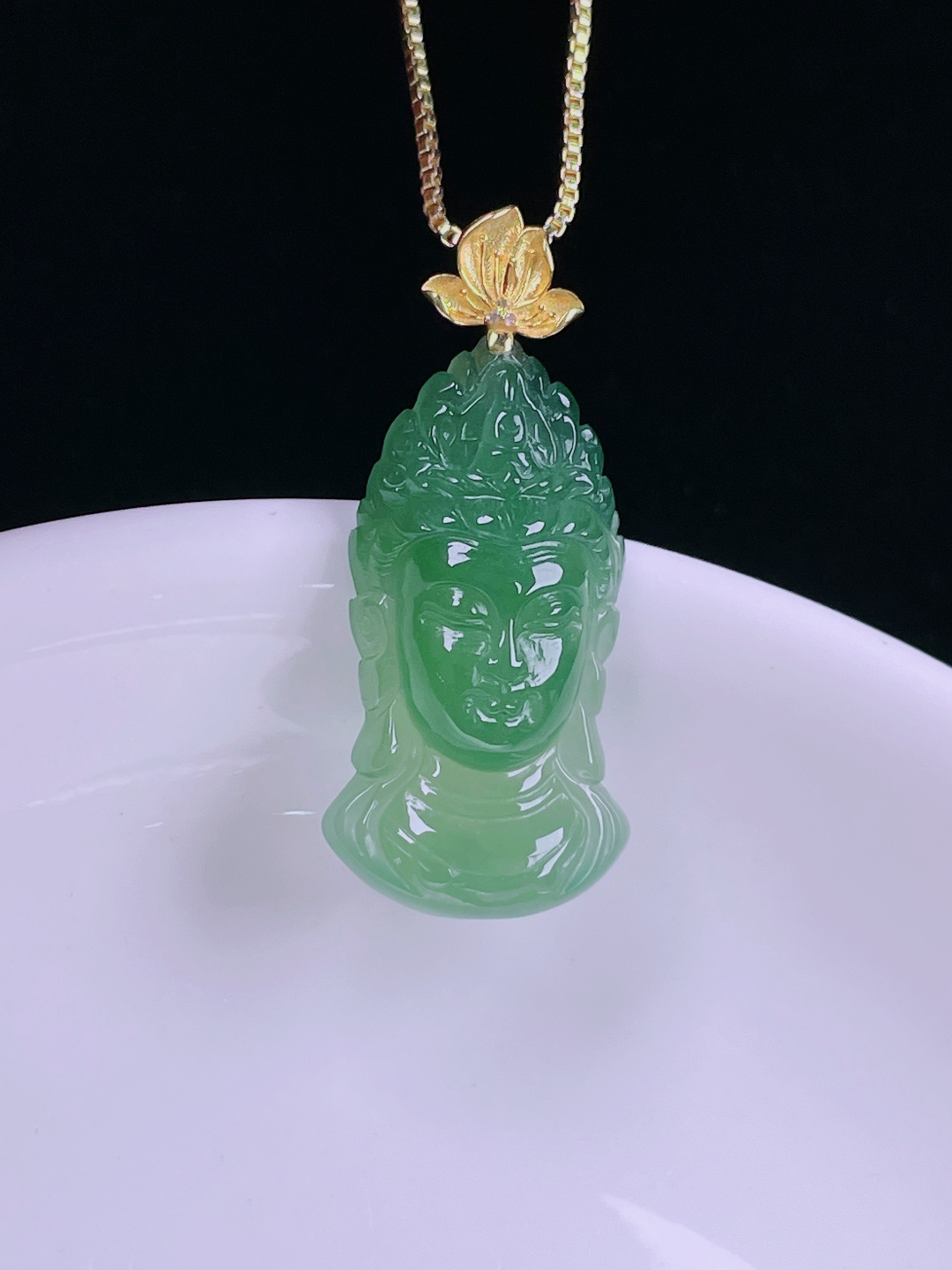 冰绿观音头，老种起光，细底通透，尺寸：31裸石24.8/13.7/5.8mm0624