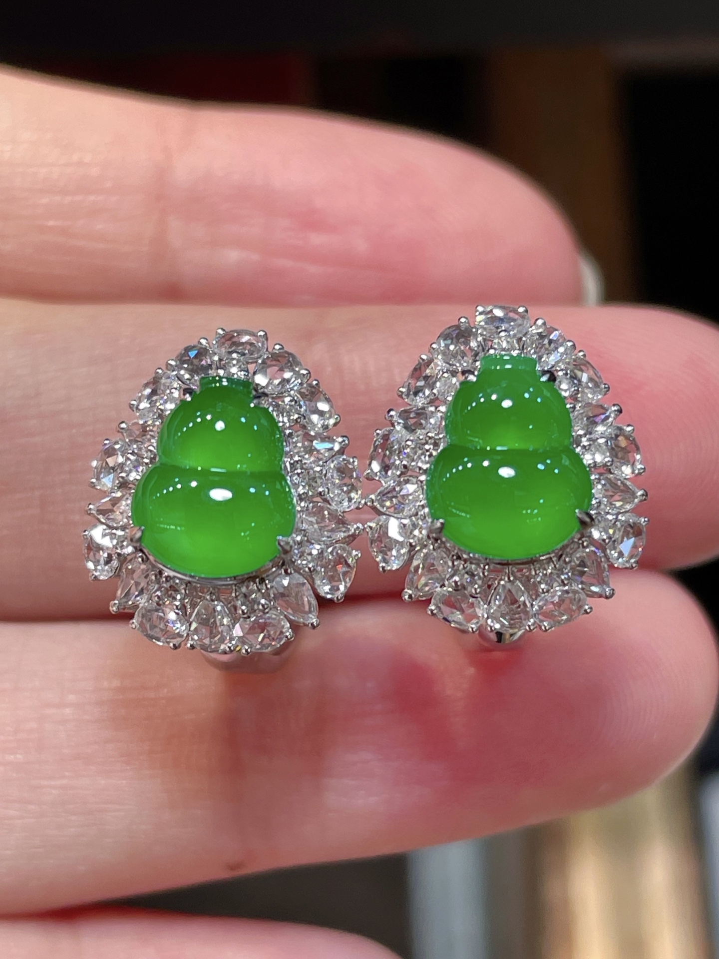 ️ 性比精品翡翠葫芦耳钉，满色水头足这款很精致18k真金真钻镶嵌，料子饱满细腻种水，8.7-7.4-2.9
